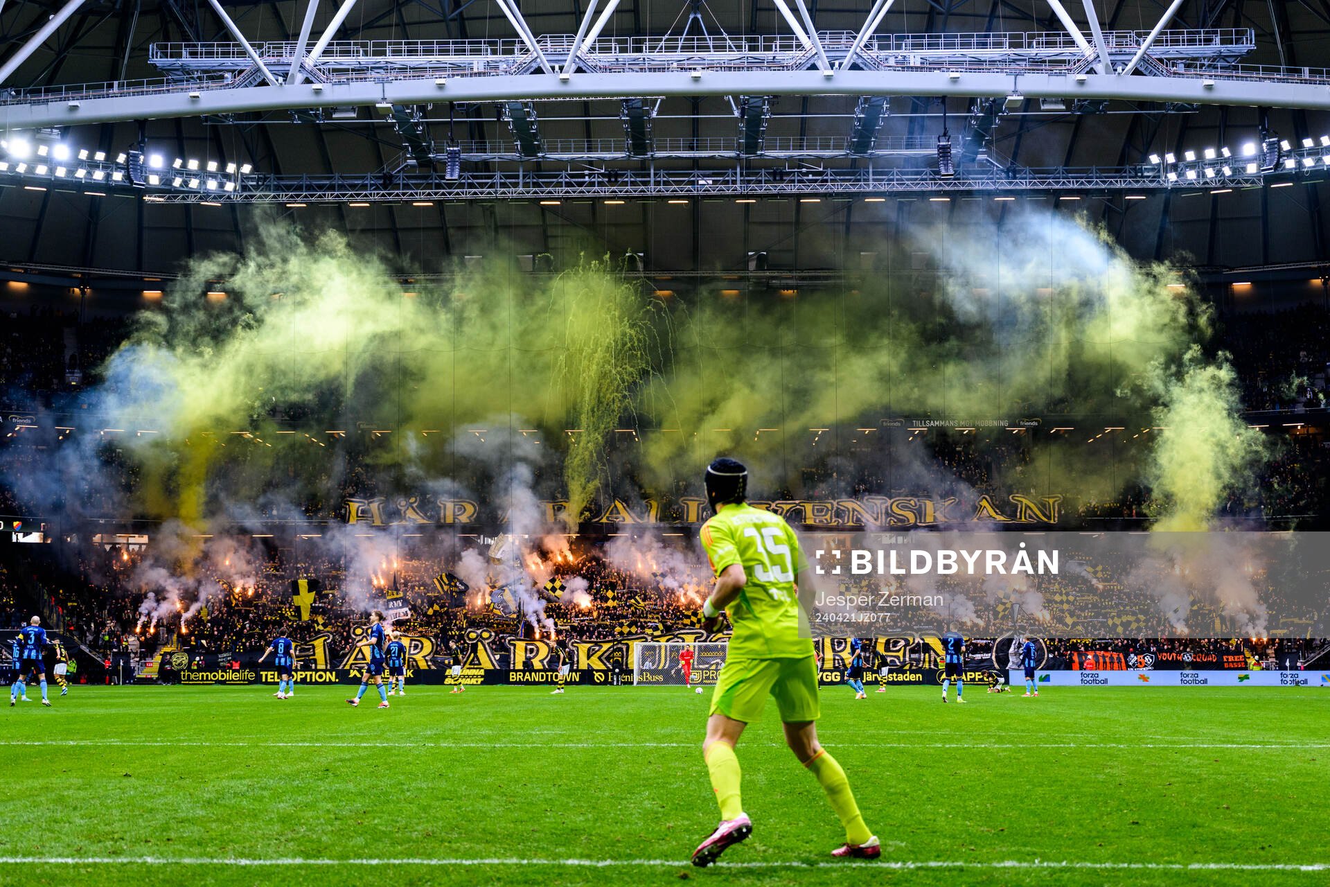 Djurgårdens Jacob Widell Zetterström och AIKs supportrar