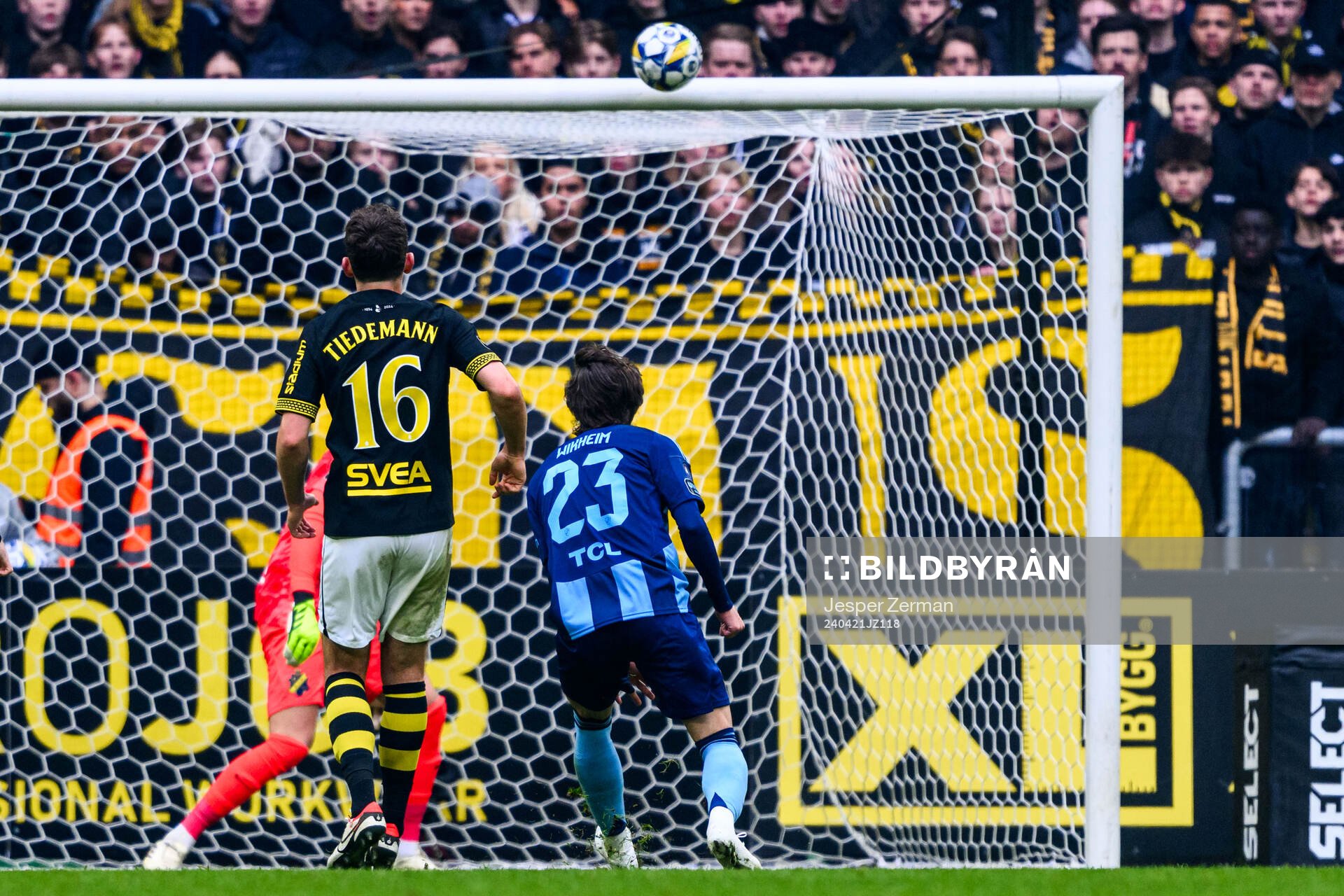 Djurgårdens Tokmac Nguen skjuter i ribban under fotbollsmatchen i Allsvenskan mellan AIK och Djurgården den 21 april 2024 i Stockholm. 