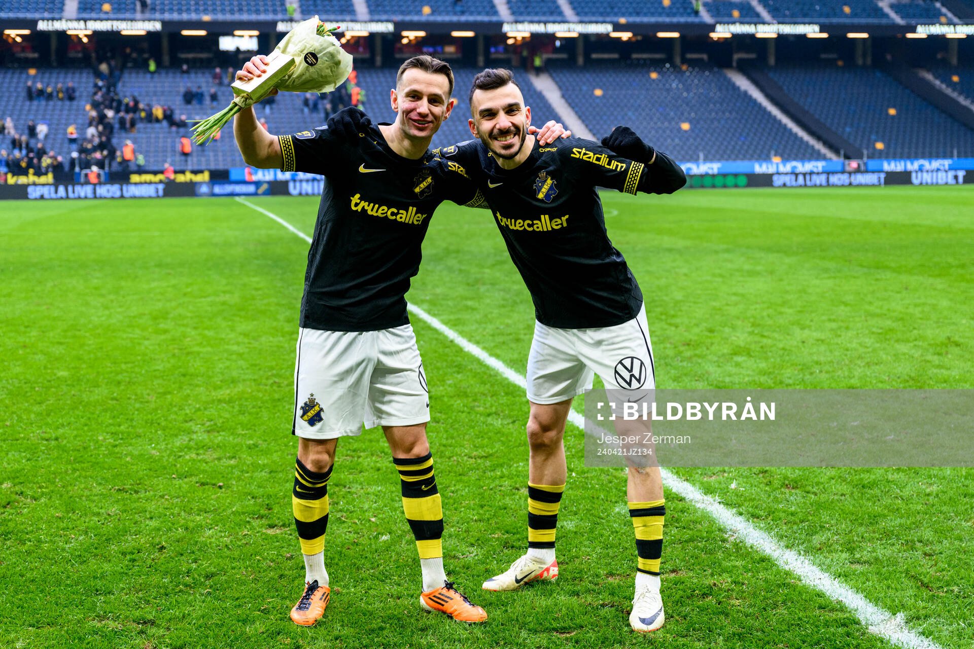 AIKs Bersant Celina och Ioannis Pittas jublar