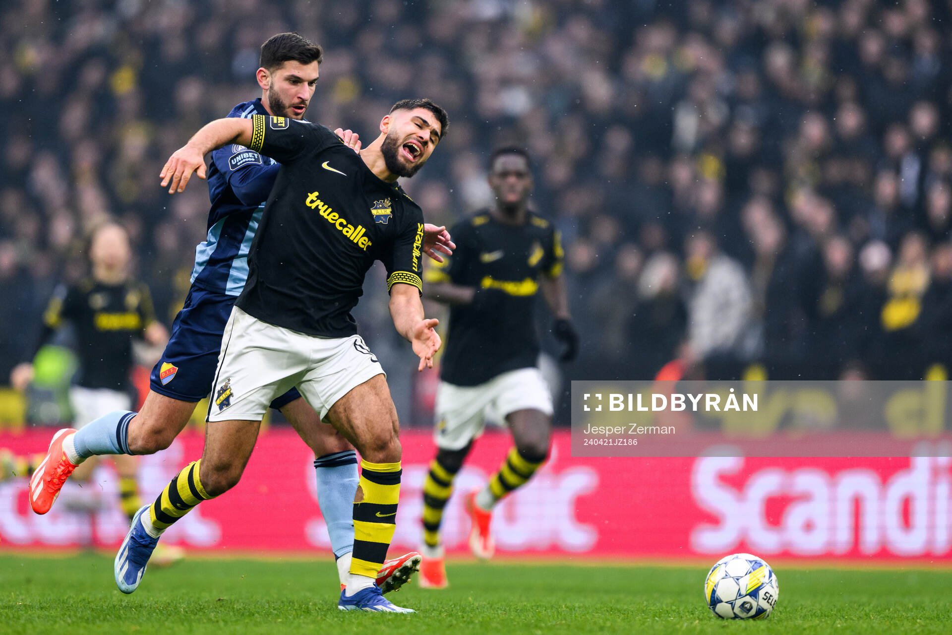 Djurgårdens Besard Sabovic och AIKs Omar Faraj