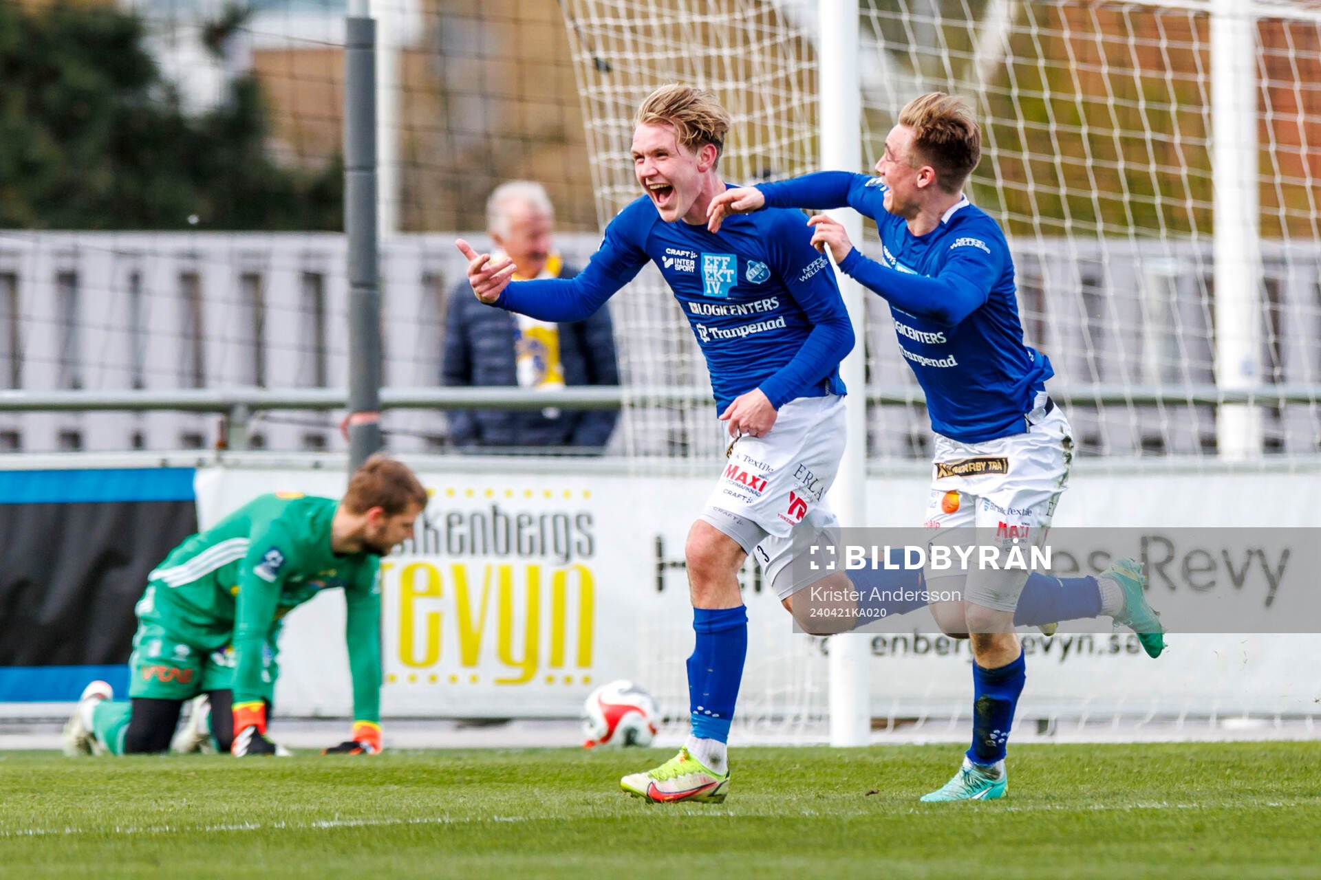 Norrbys Teodor Wålemark och Nils Wallenberg jublar efter 0-1 under fotbollsmatchen i Ettan södra mellan Falkenberg och Norrby den 21 april 2024 i Falkenberg.