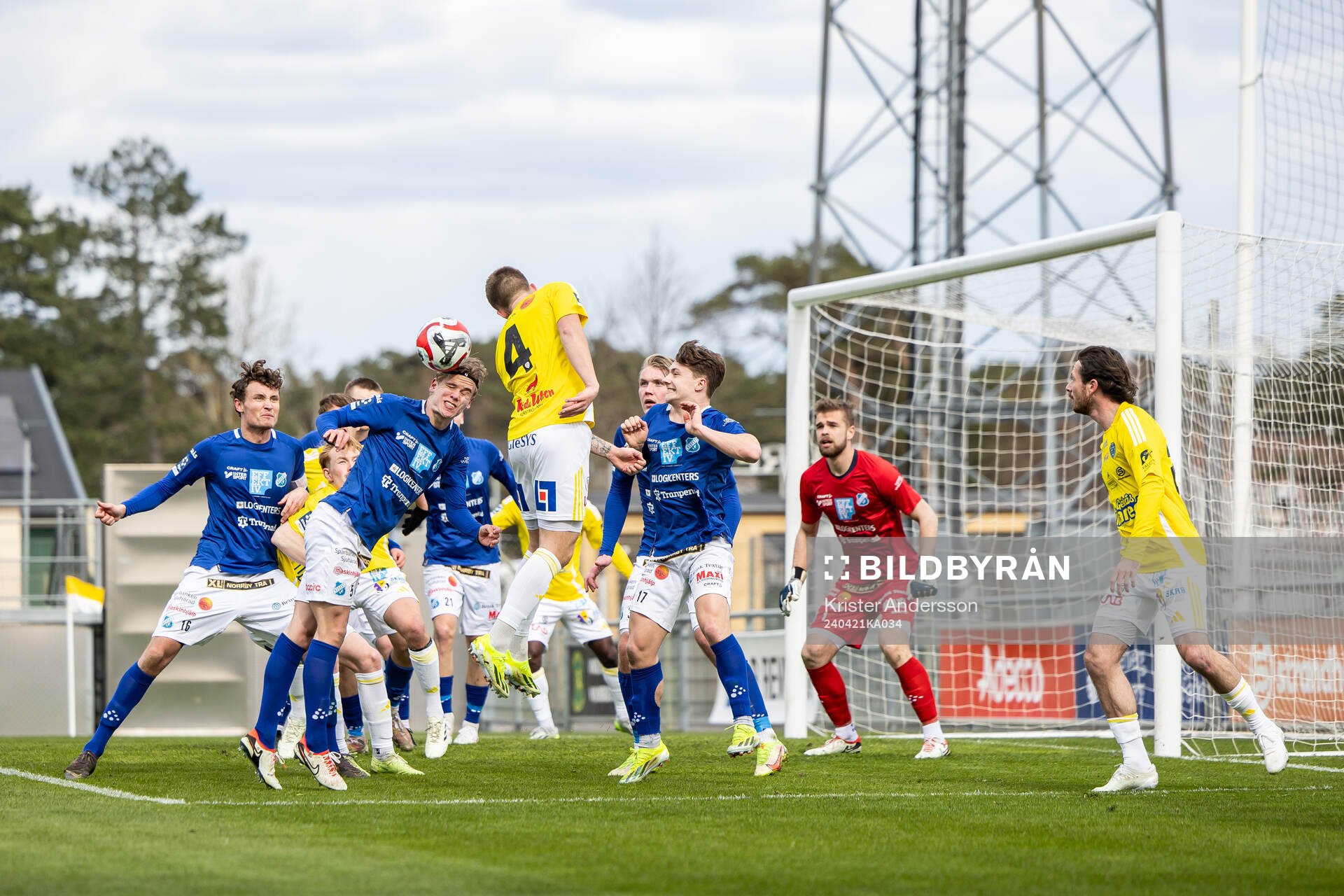 Norrbys Vidar Svendsén nickar bort bollen vid hörna