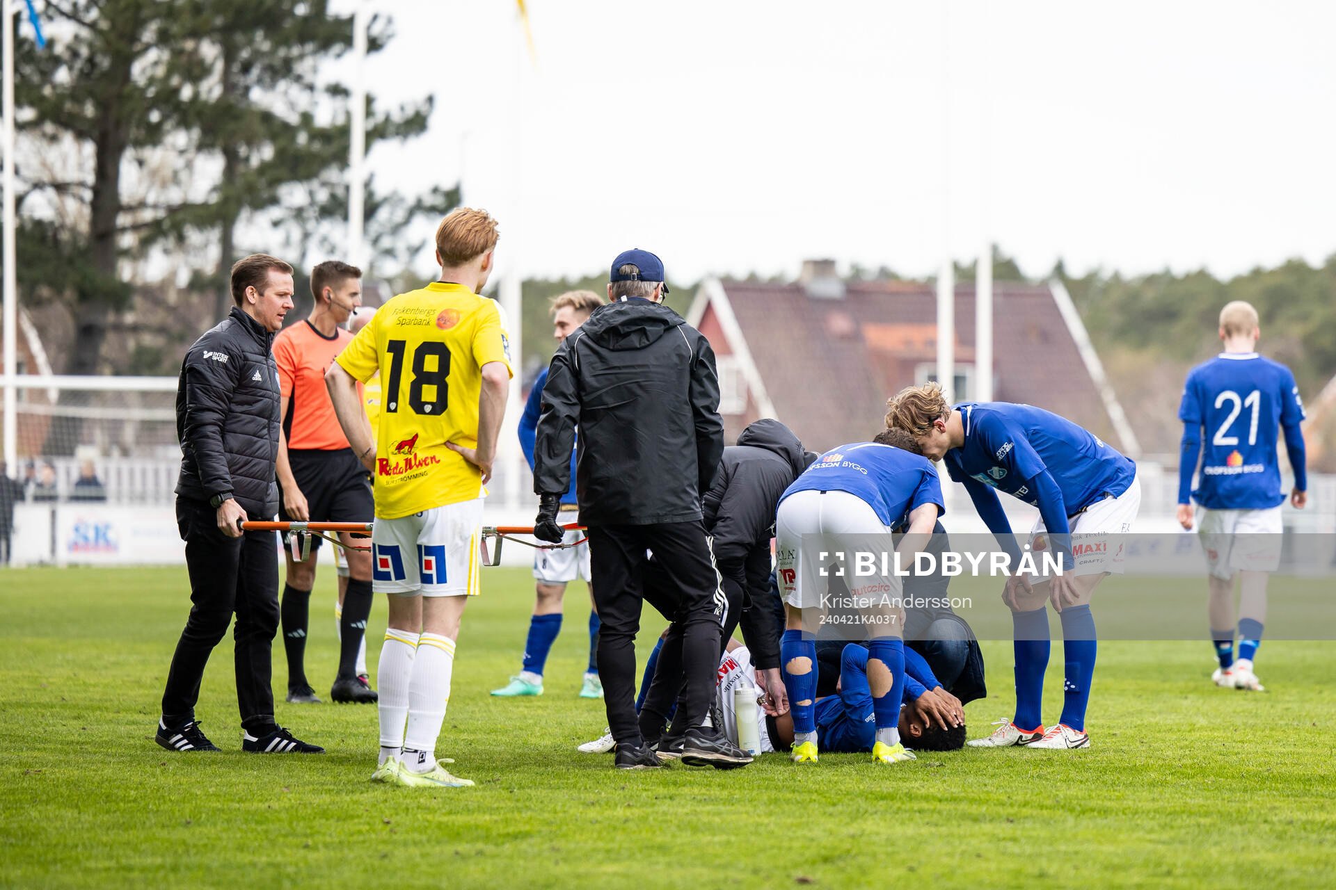 Norrbys Prince Amos har ont under fotbollsmatchen i Ettan södra mellan Falkenberg och Norrby den 21 april 2024 i Falkenberg. 