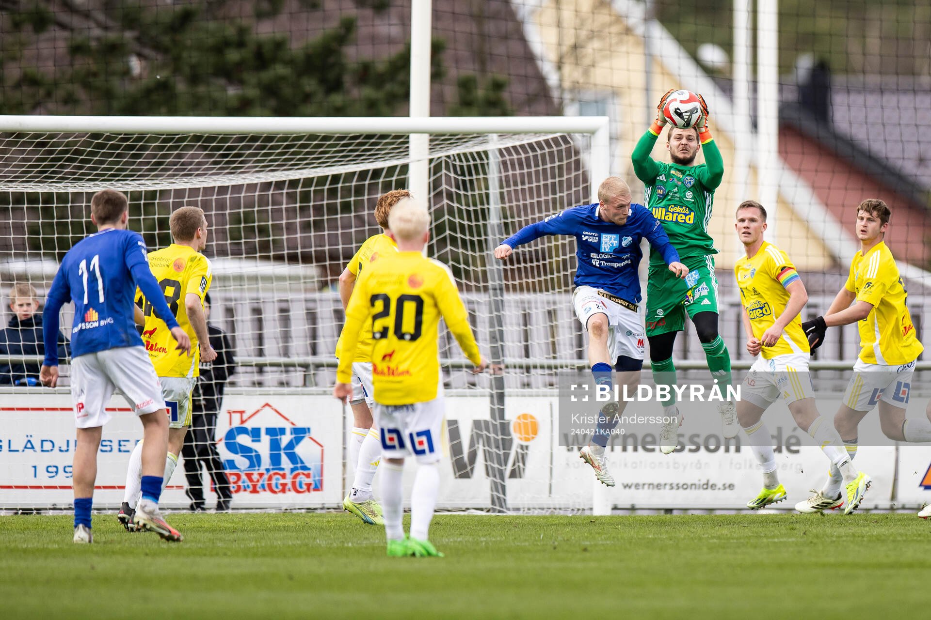 Falkenbergs målvakt Anton Andersson plockar ner bollen
