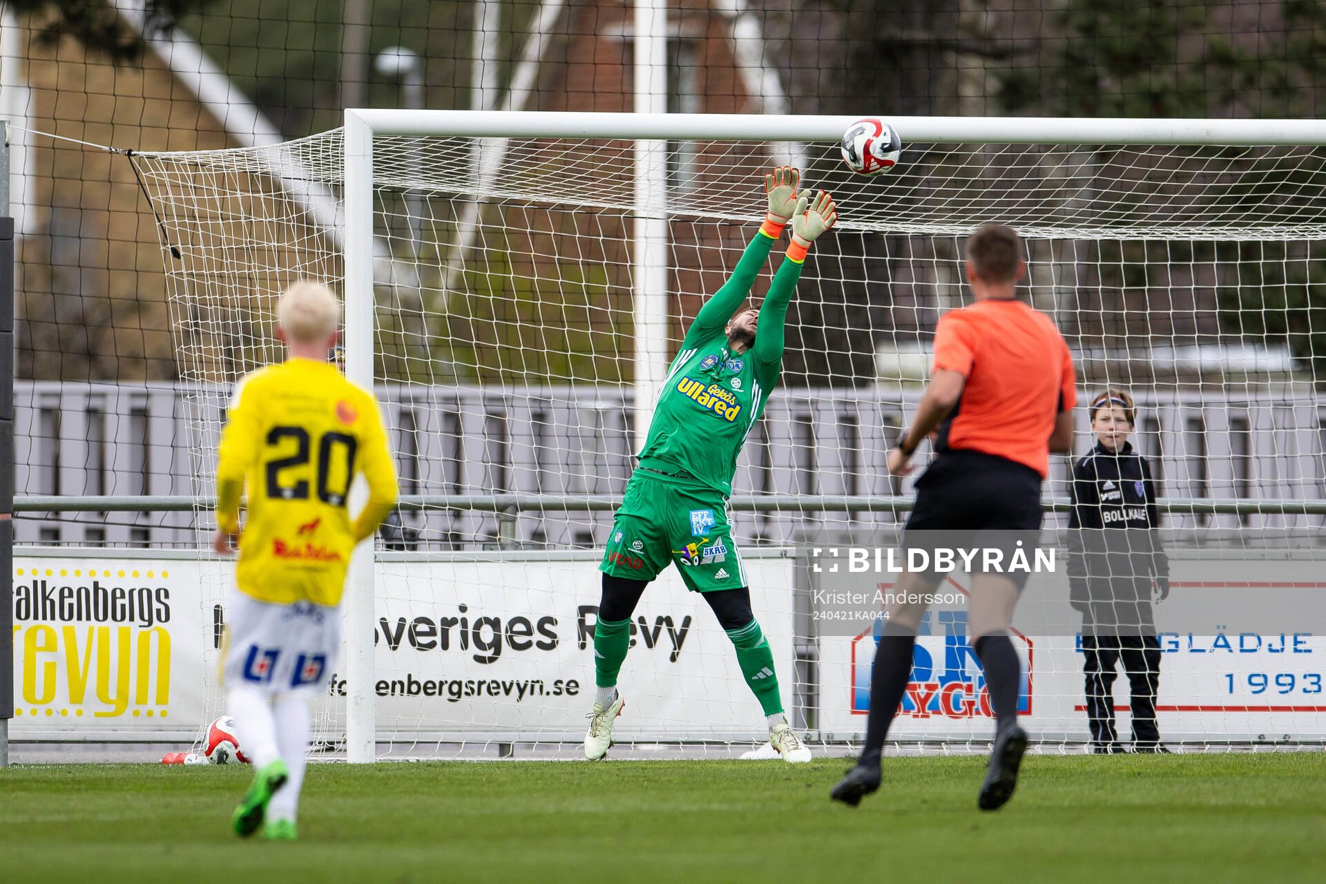 Falkenbergs målvakt Anton Andersson räddar