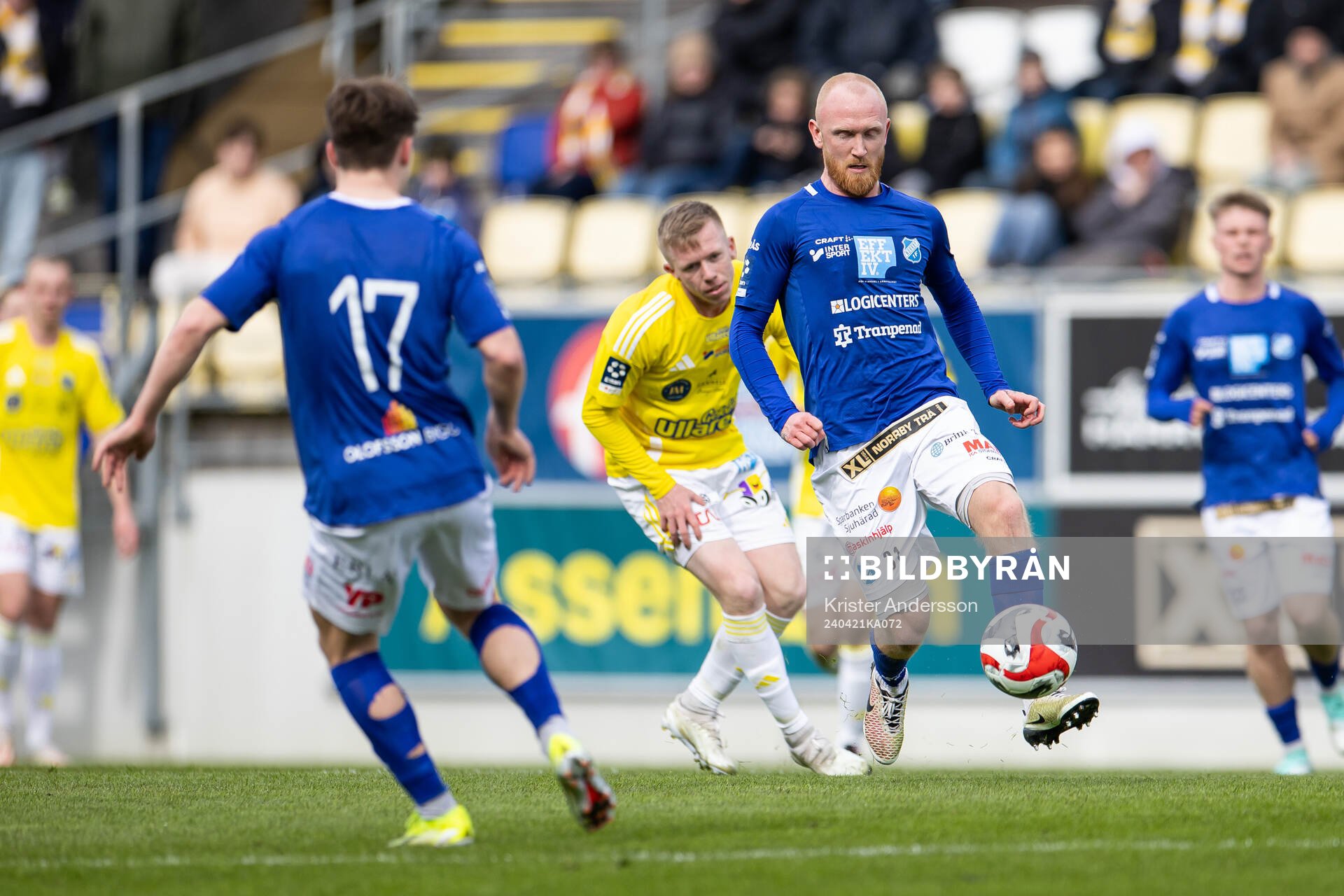 Norrbys Max Olsson under fotbollsmatchen i Ettan södra mellan Falkenberg och Norrby den 21 april 2024 i Falkenberg. 