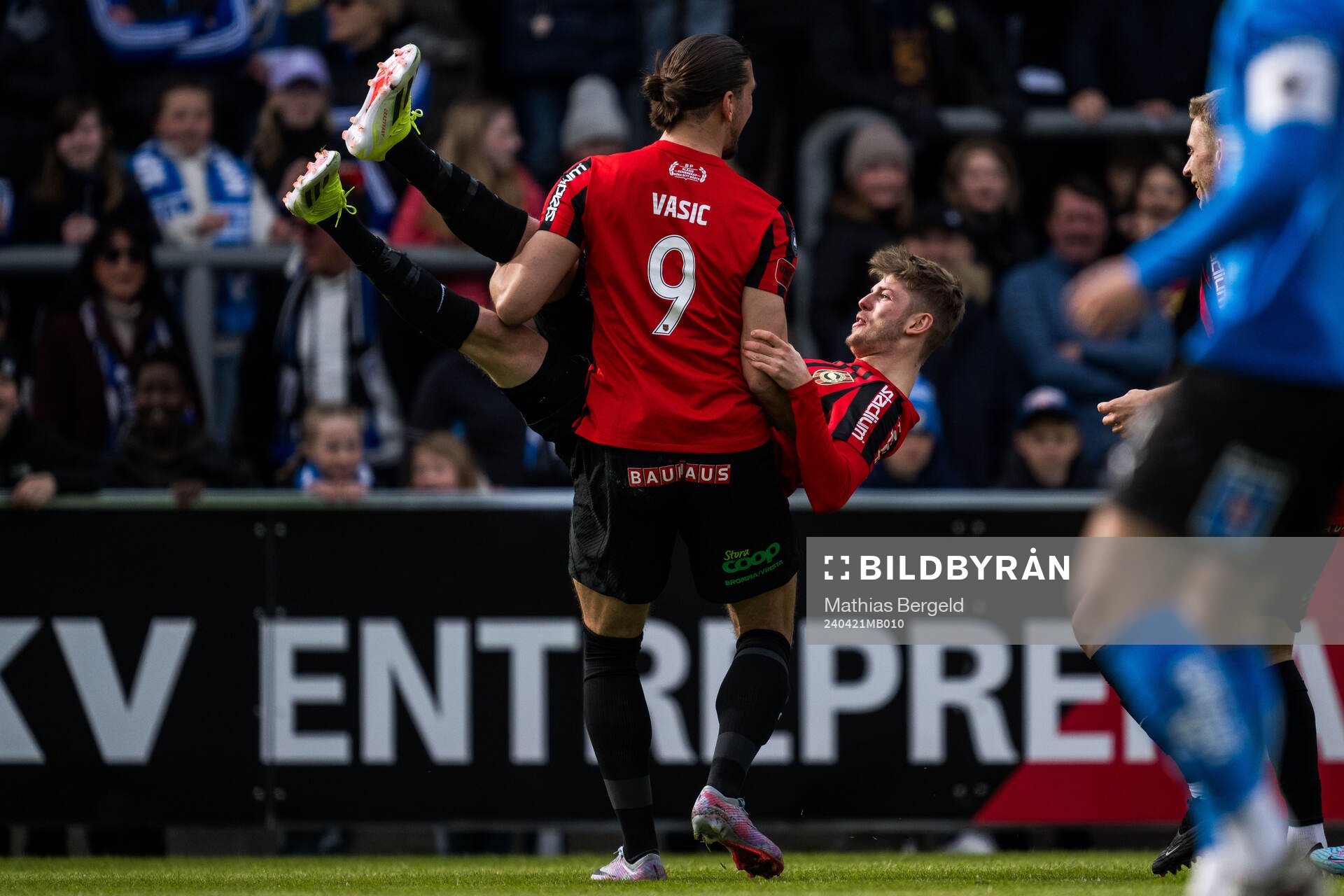 Brommapojkarnas Nikola Vasic jublar med Frederik Christensen