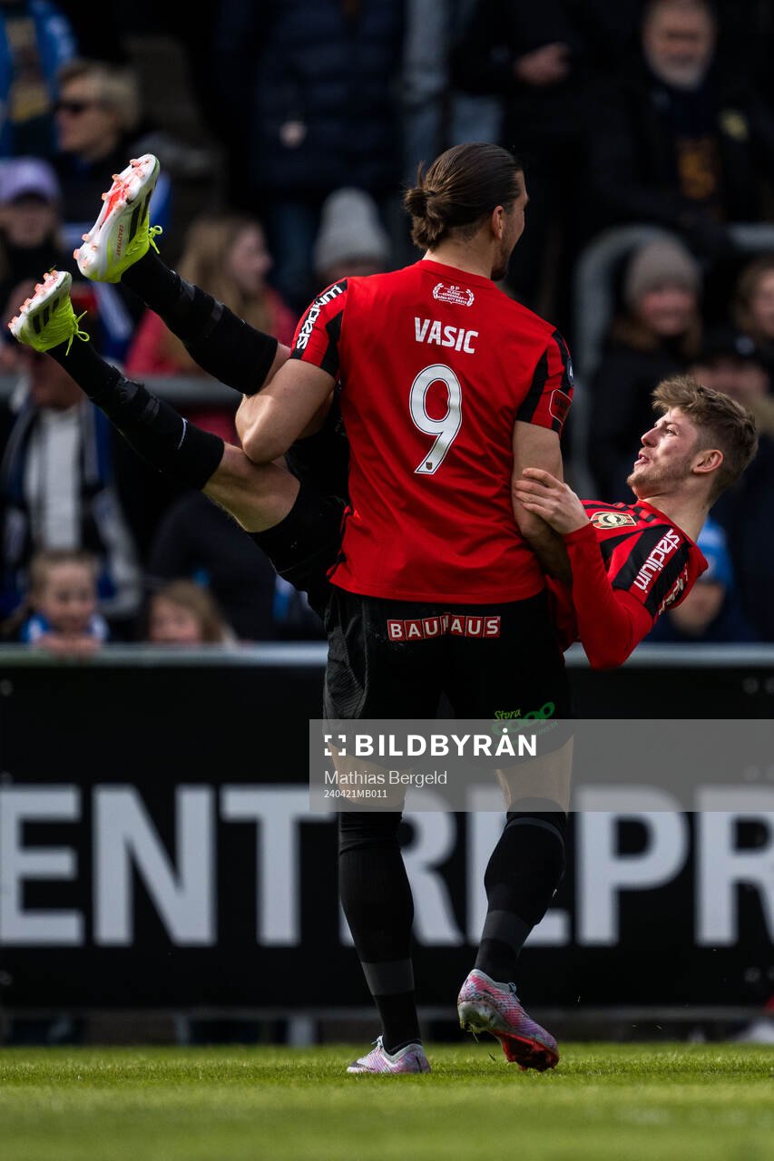 Brommapojkarnas Nikola Vasic jublar med Frederik Christensen