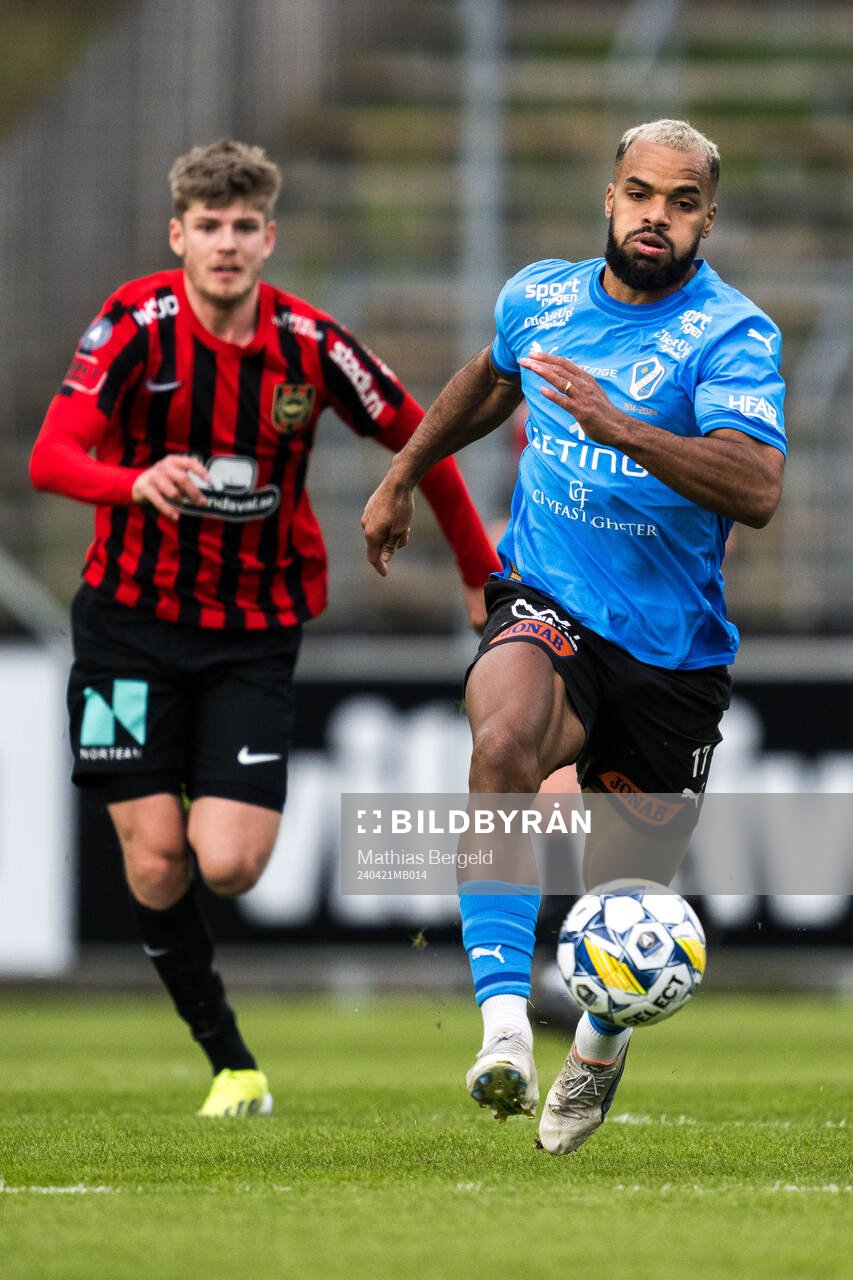 Brommapojkarnas Frederik Christensen och Halmstads Phil Ofosu-Ayeh under fotbollsmatchen i Allsvenskan mellan Halmstad och Brommapojkarna den 21 april 2024 i Halmstad.
