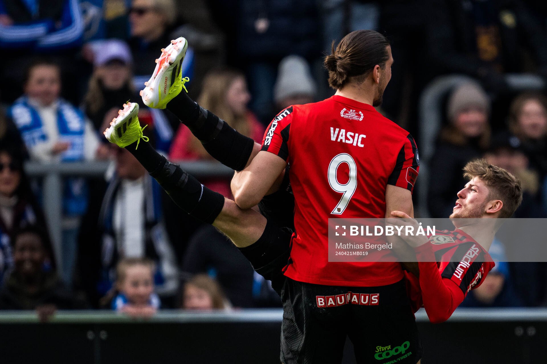 Brommapojkarnas Nikola Vasic jublar med Frederik Christensen efter 0-1 under fotbollsmatchen i Allsvenskan mellan Halmstad och Brommapojkarna den 21 april 2024 i Halmstad.
