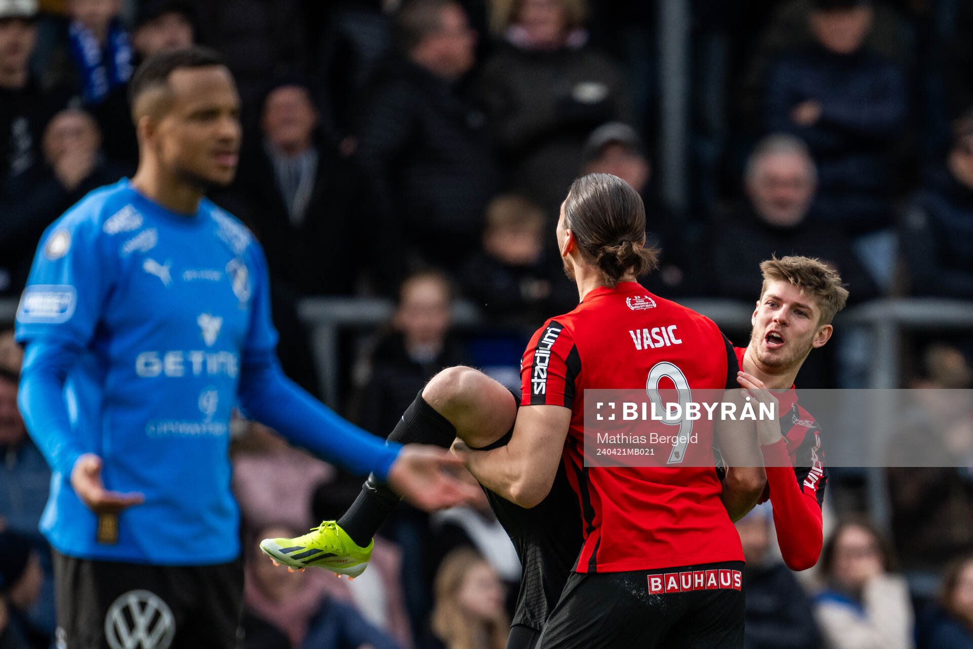 Brommapojkarnas Frederik Christensen jublar med lagkamrater