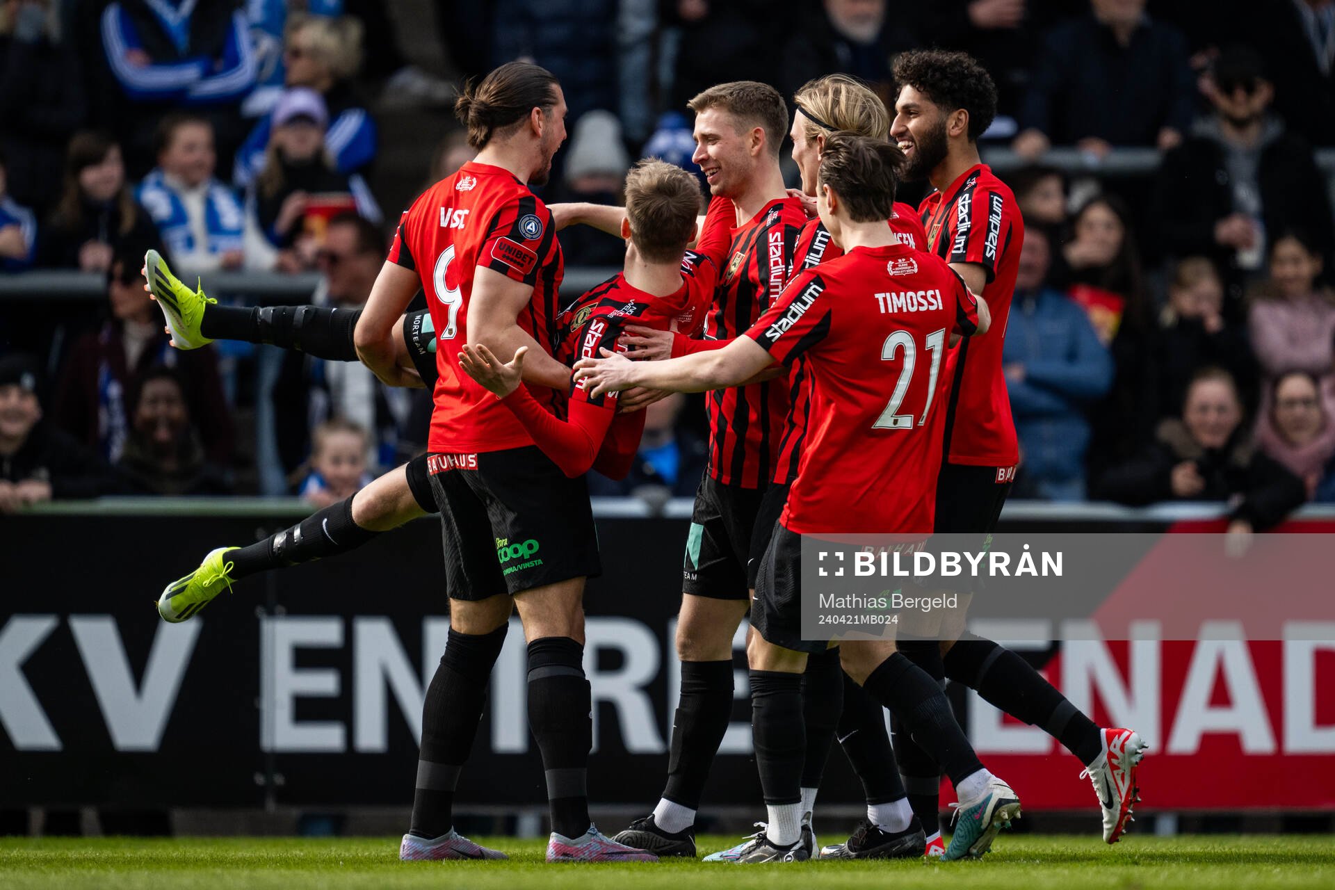 Brommapojkarnas Frederik Christensen jublar med lagkamrater