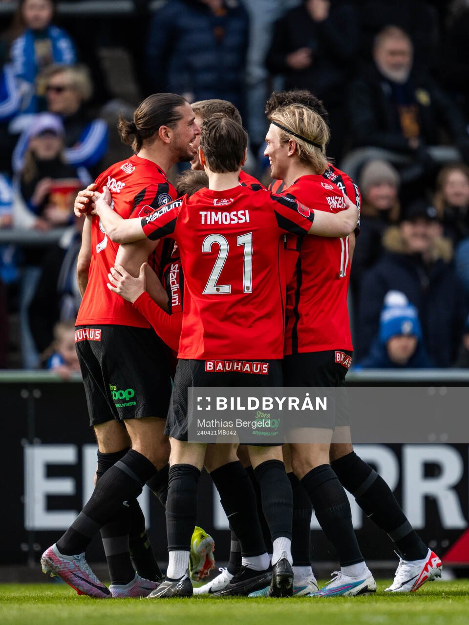 Brommapojkarnas Frederik Christensen jublar med lagkamrater