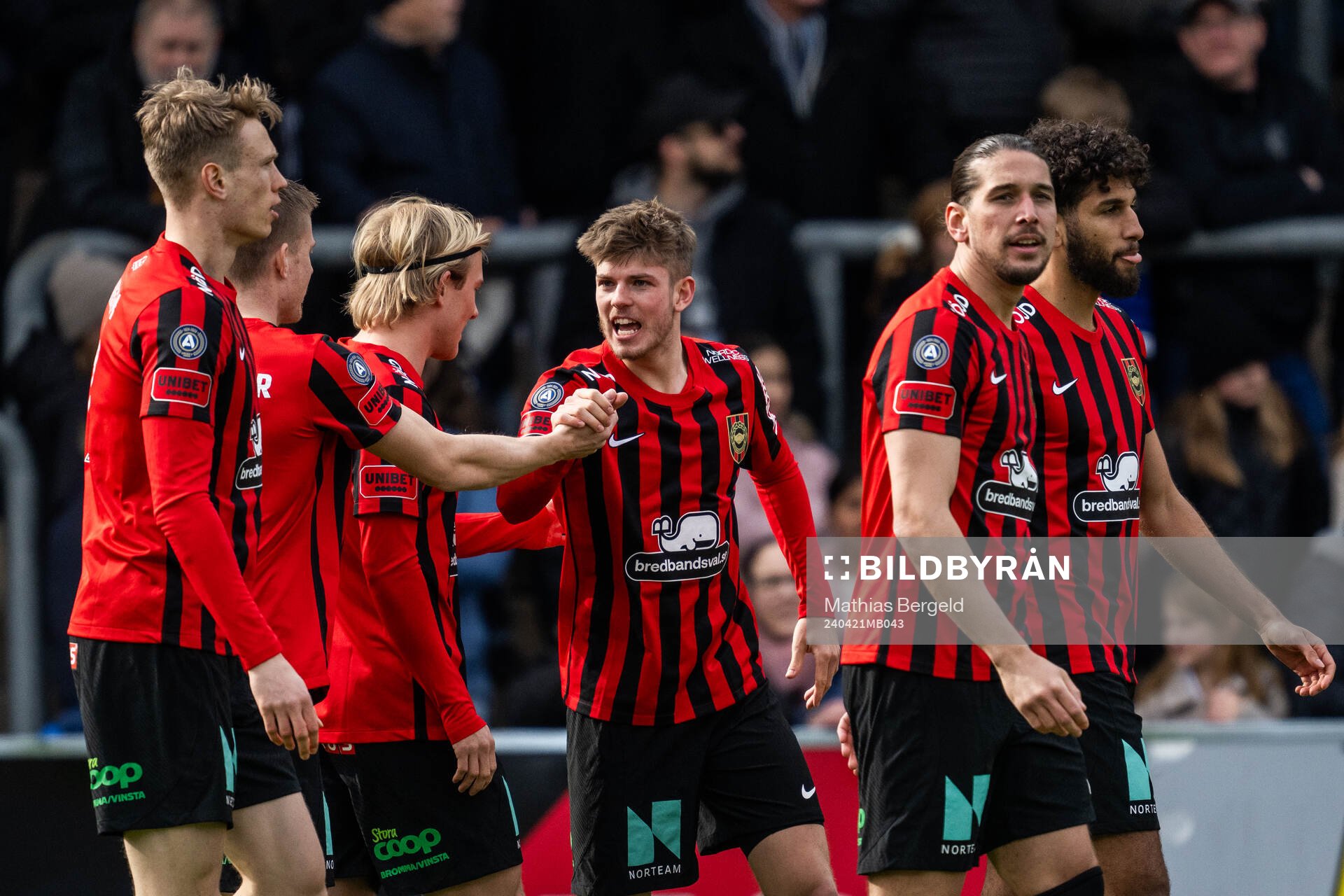 Brommapojkarnas Frederik Christensen jublar med lagkamrater