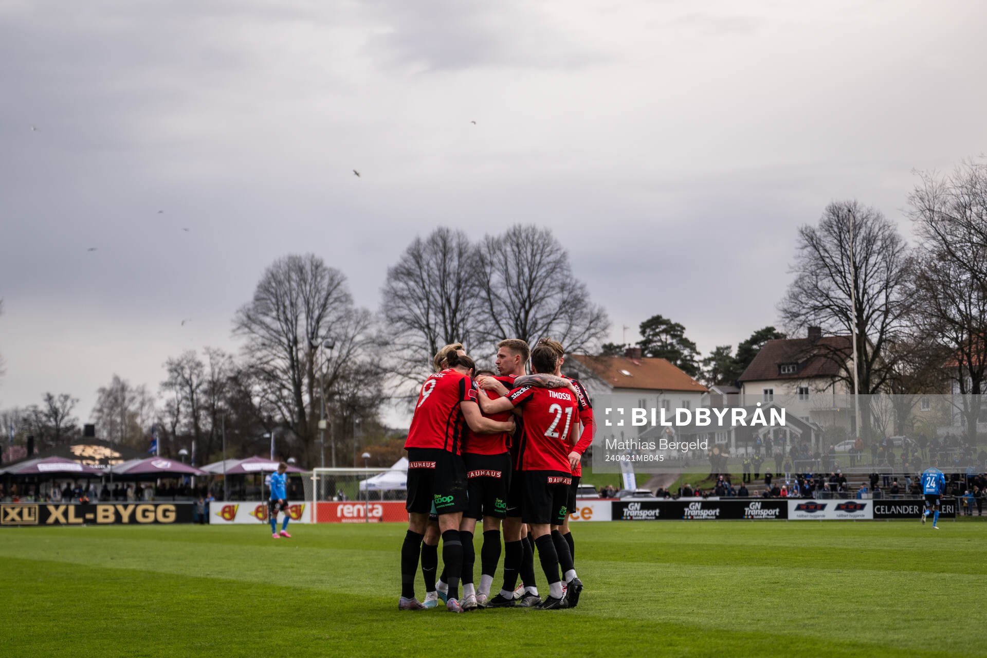 Brommapojkarnas Rasmus Örqvist jublar med lagkamrater