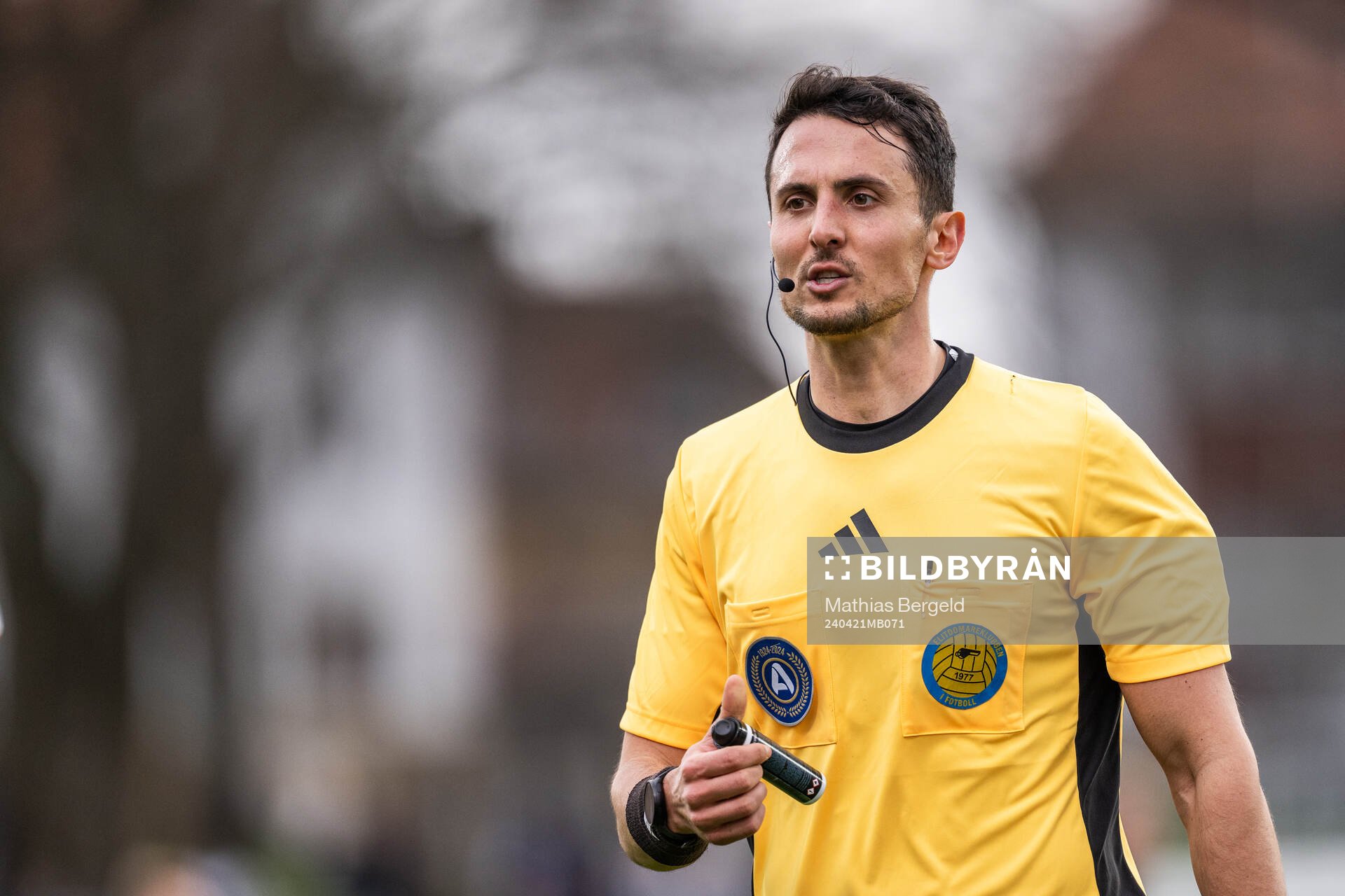 Domare Adi Aganovic under fotbollsmatchen i Allsvenskan mellan Halmstad och Brommapojkarna den 21 april 2024 i Halmstad. 