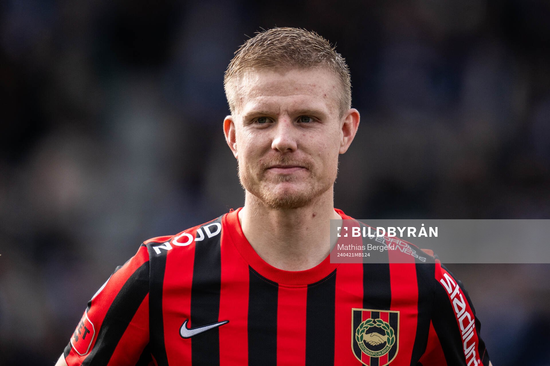 Brommapojkarnas Eric Björkander under line-up inför fotbollsmatchen i Allsvenskan mellan Halmstad och Brommapojkarna den 21 april 2024 i Halmstad.