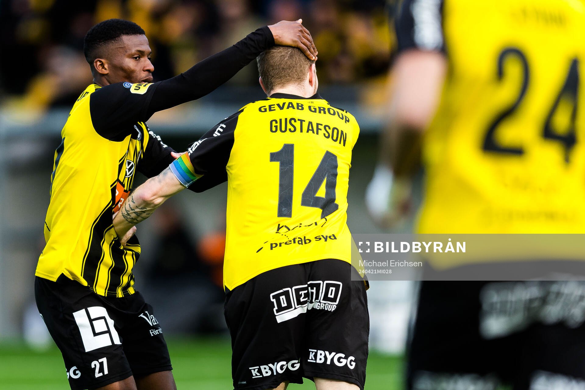 Häckens Akoua Romeo Amane och Simon Gustafson jublar