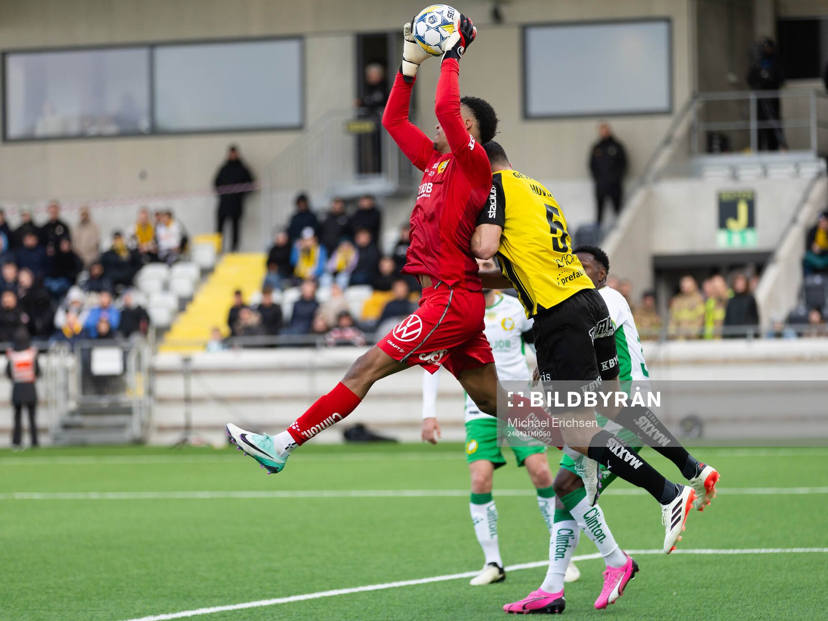 Hammarbys målvakt Oliver Dovin och Häckens Even Hovland