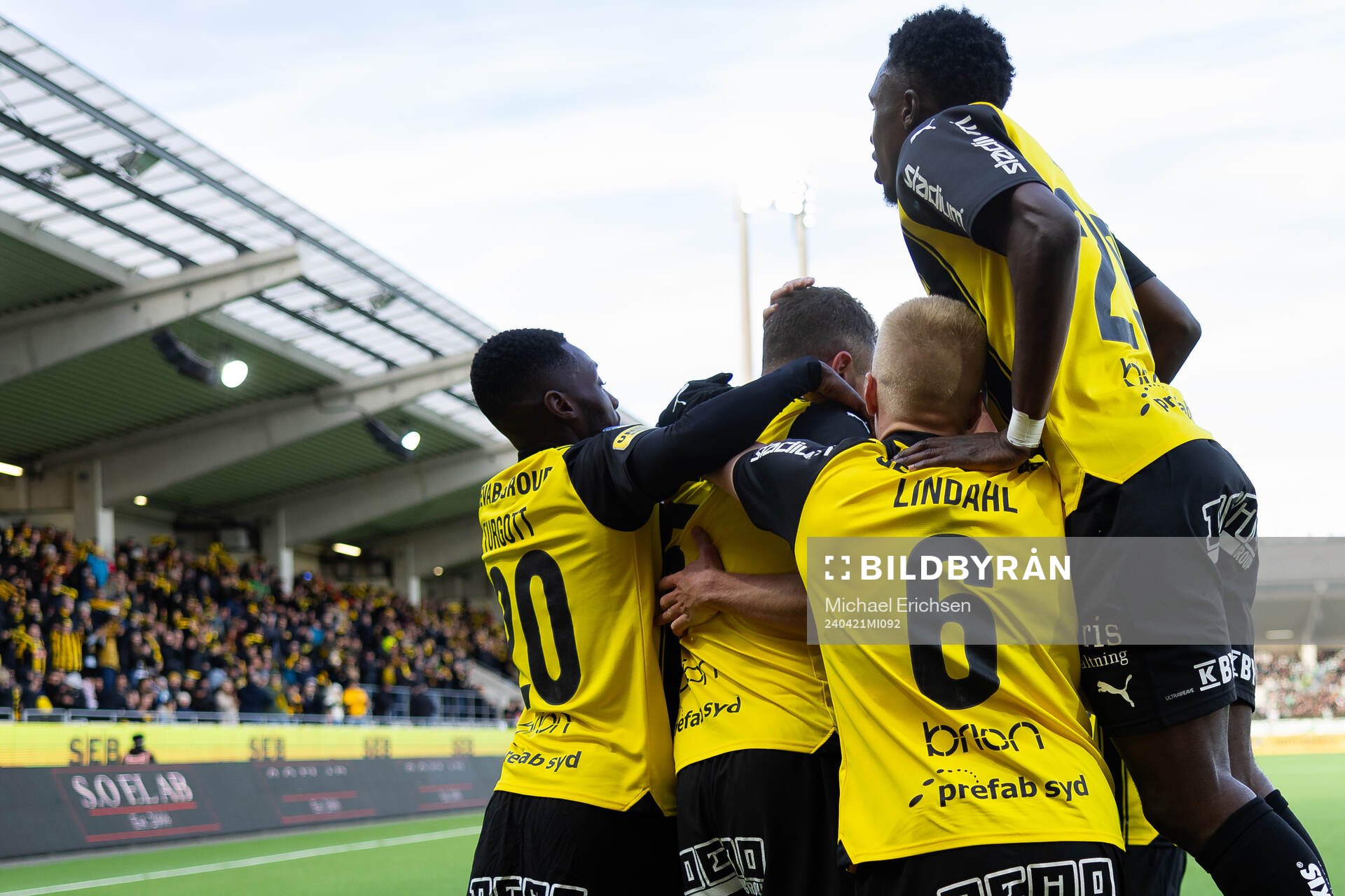 Häckens Even Hovland jublar med lagkamrater