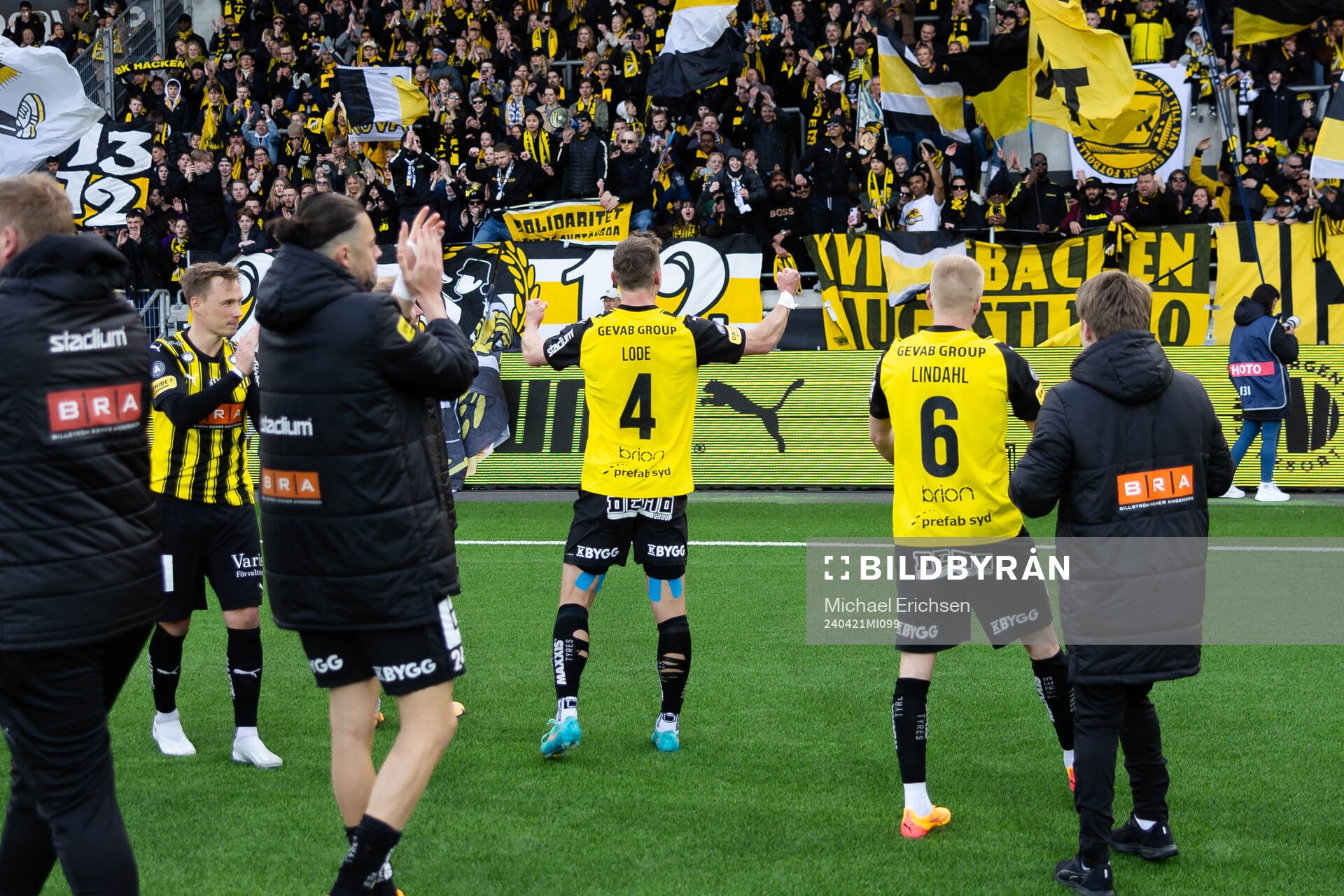 Häckens spelare jublar framför klacken
