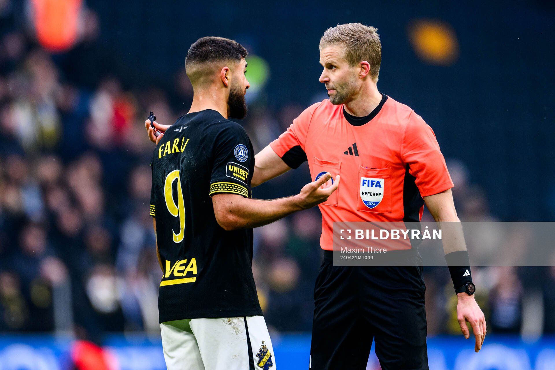AIKs Omar Faraj och domare Glenn Nyberg