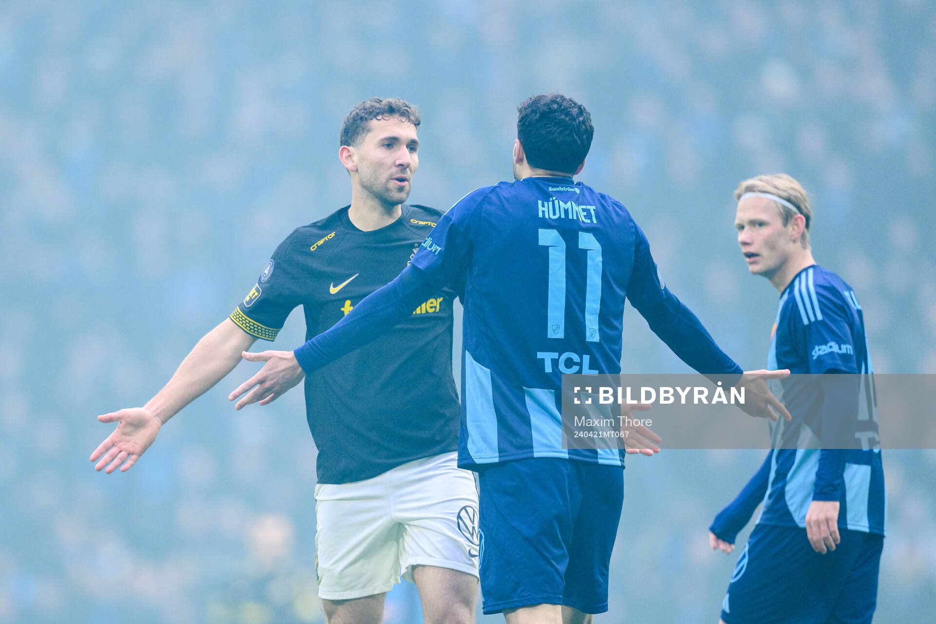 AIKs Benjamin Tiedemann Hansen och Djurgårdens Deniz Hummet