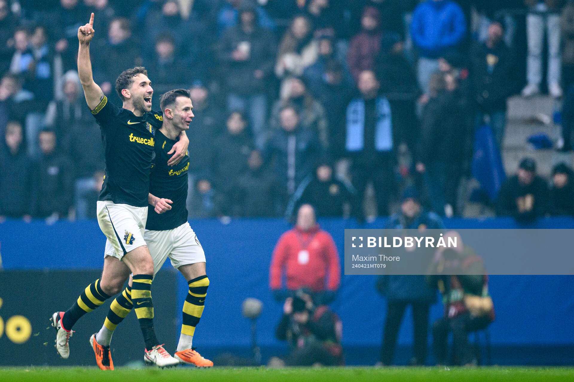 AIKs Bersant Celina och Benjamin Tiedemann Hansen jublar