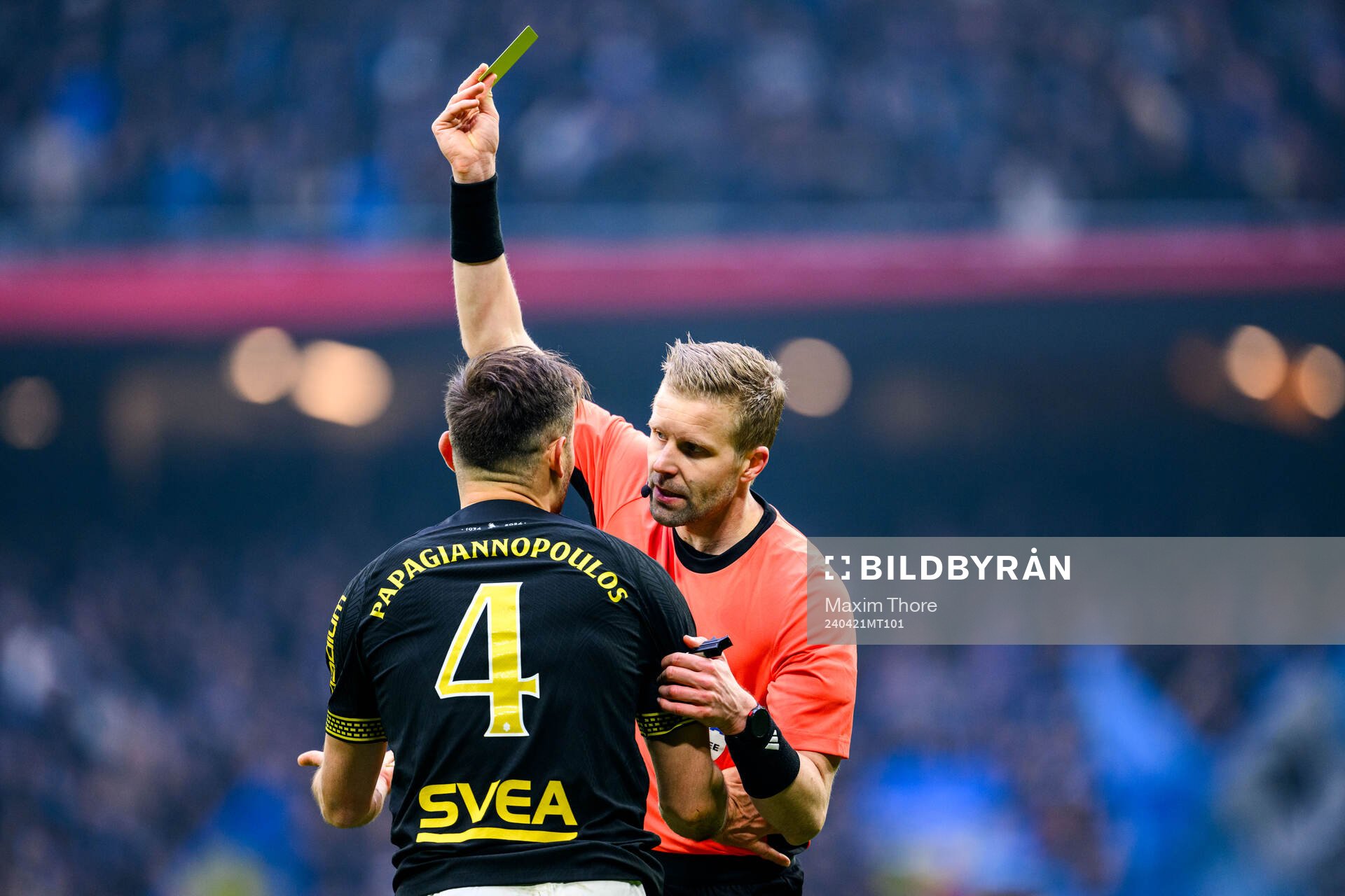 AIKs Sotirios Papagiannopoulos varnas av Domare Glenn Nyberg under fotbollsmatchen i Allsvenskan mellan AIK och Djurgården den 21 april 2024 i Stockholm.