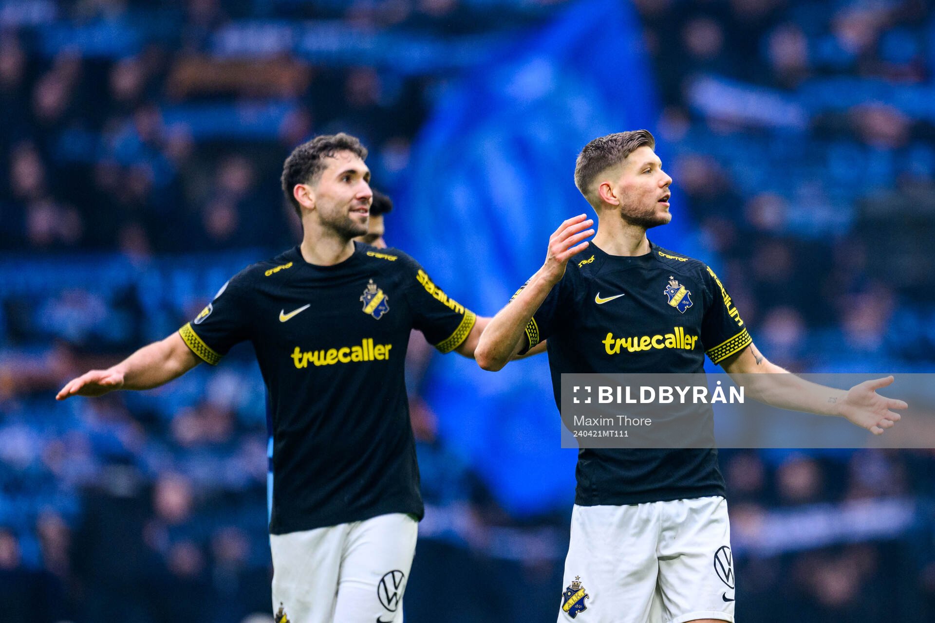 AIKs Benjamin Tiedemann Hansen och Anton Salétros jublar