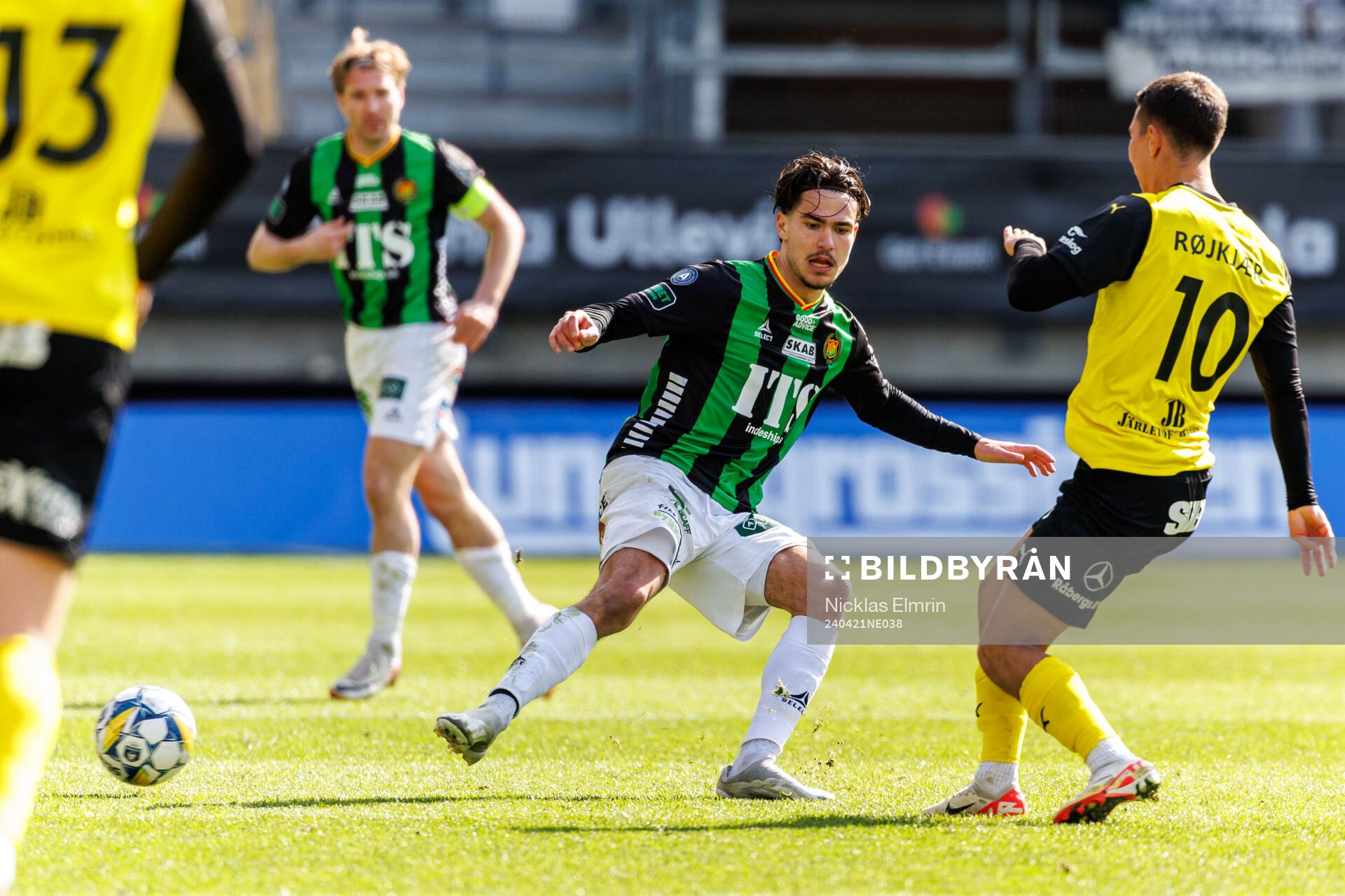 GAISs William Milovanovic och Mjällbys Nicklas Røjkjær under fotbollsmatchen i Allsvenskan mellan GAIS och Mjällby den 21 april 2024 i Göteborg.