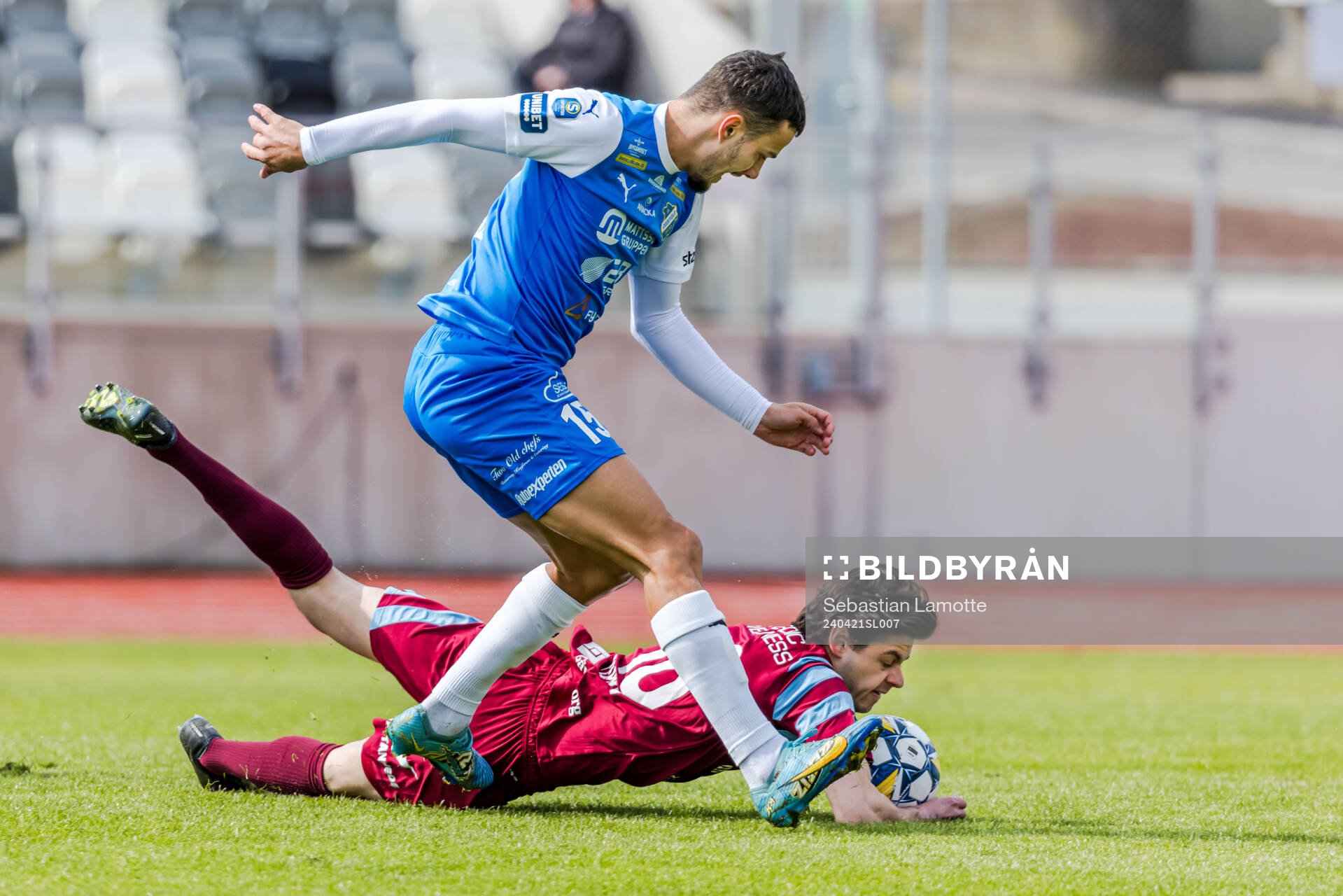 IK Oddevolds Assad Al Hamlawi och Gefles Kevin Persson under fotbollsmatchen i Superettan mellan IK Oddevold och Gefle den 21 april 2024 i Uddevalla.