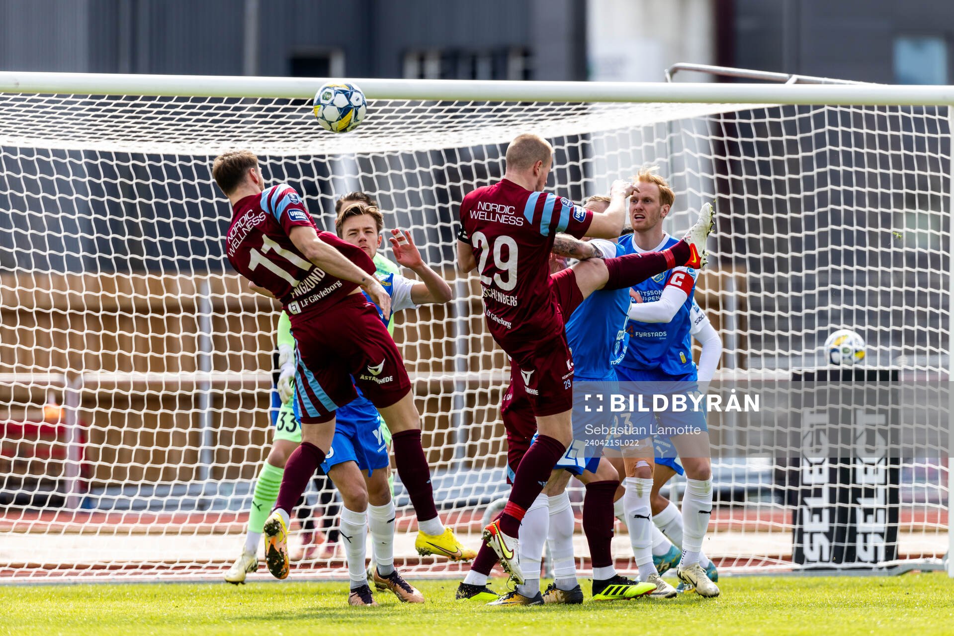 Målchans för Gefles Leo Englund och Martin Rauschenberg Brorsen under fotbollsmatchen i Superettan mellan IK Oddevold och Gefle den 21 april 2024 i Uddevalla.
