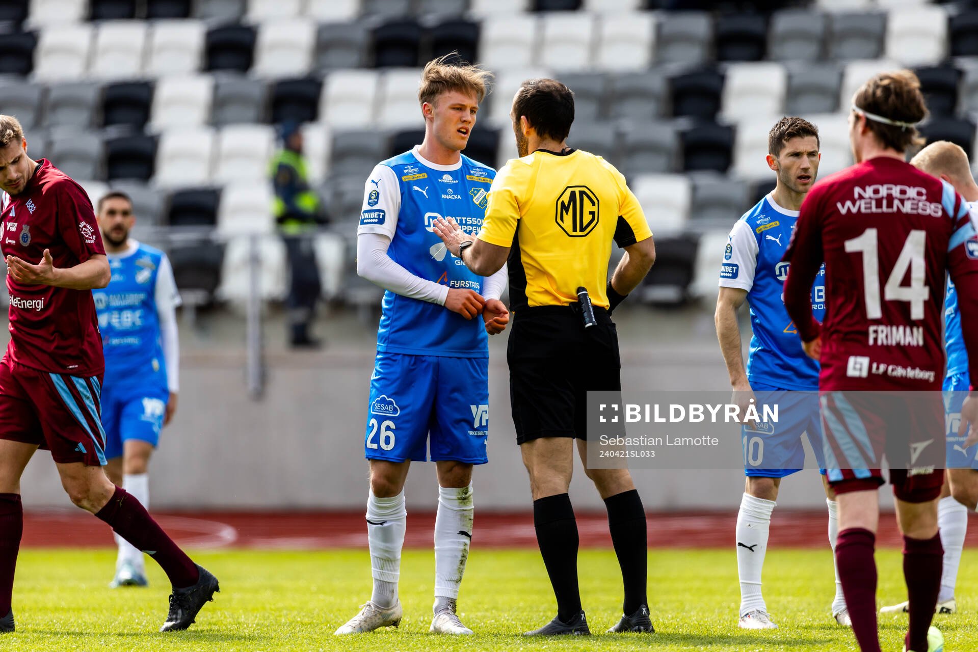 Domare Kaspar Sjöberg pratar med IK Oddevolds Gabriel