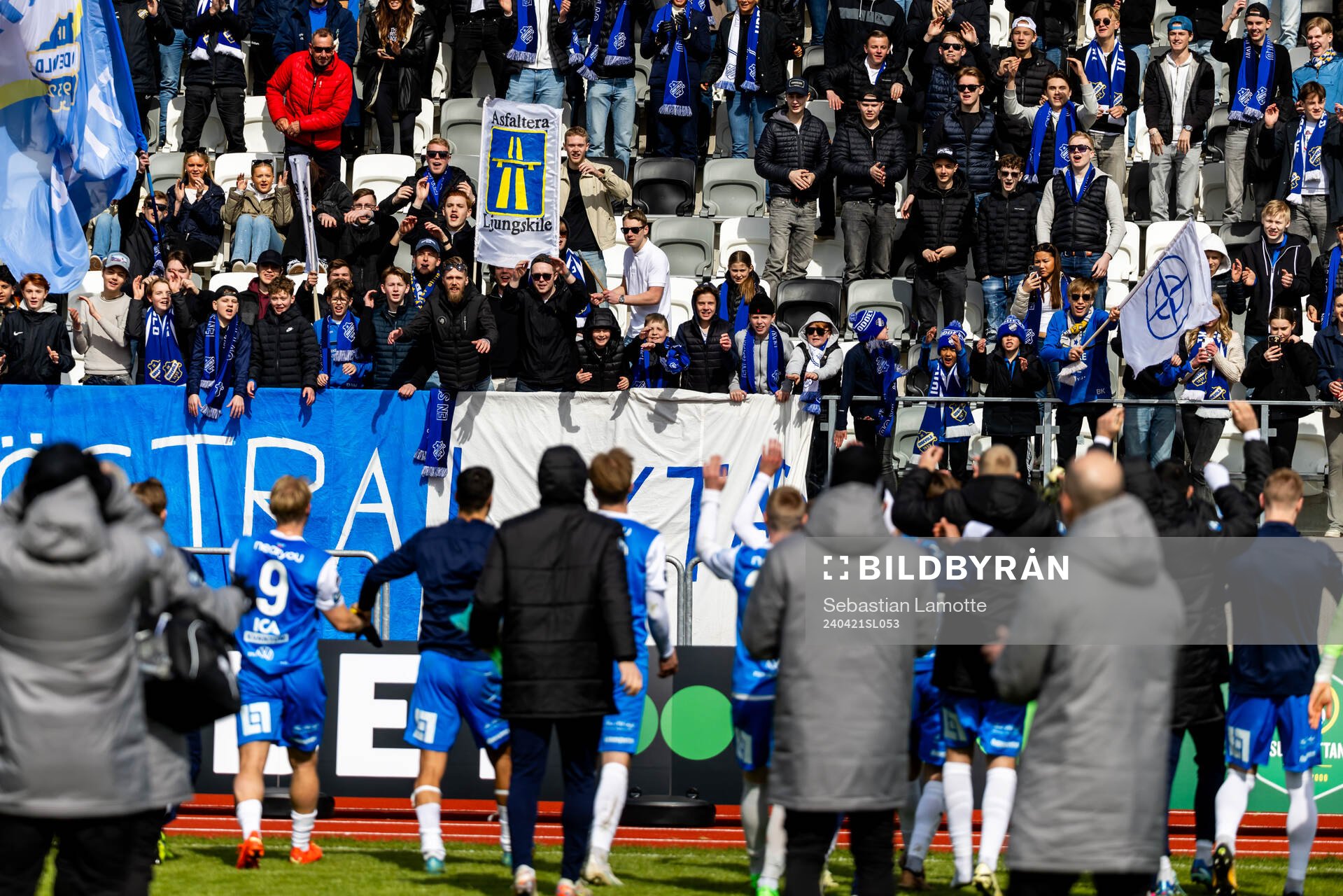 IK Oddevolds spelare jublar med fansen efter fotbollsmatchen i Superettan mellan IK Oddevold och Gefle den 21 april 2024 i Uddevalla. 