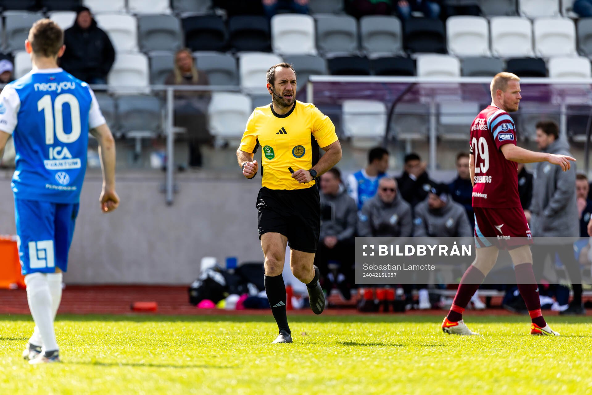 Domare Kaspar Sjöberg under fotbollsmatchen i Superettan mellan IK Oddevold och Gefle den 21 april 2024 i Uddevalla. 