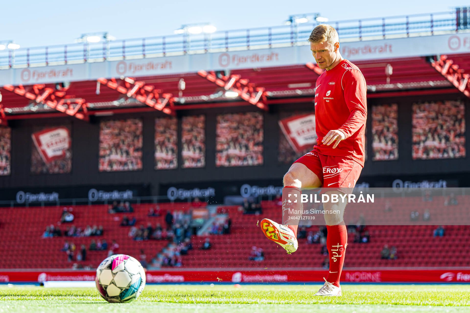 Sivert Heltne Nilsen of Brann warms up