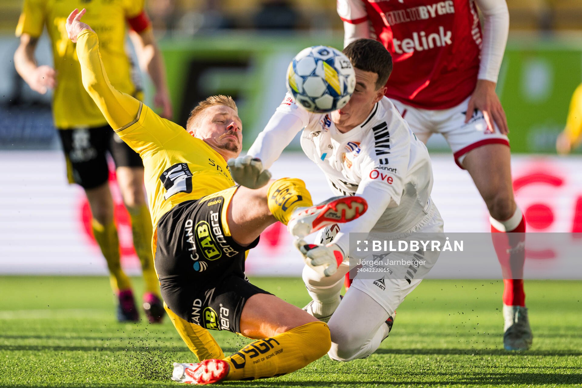 Elfsborgs Per Frick och Kalmars målvakt Samuel Brolin