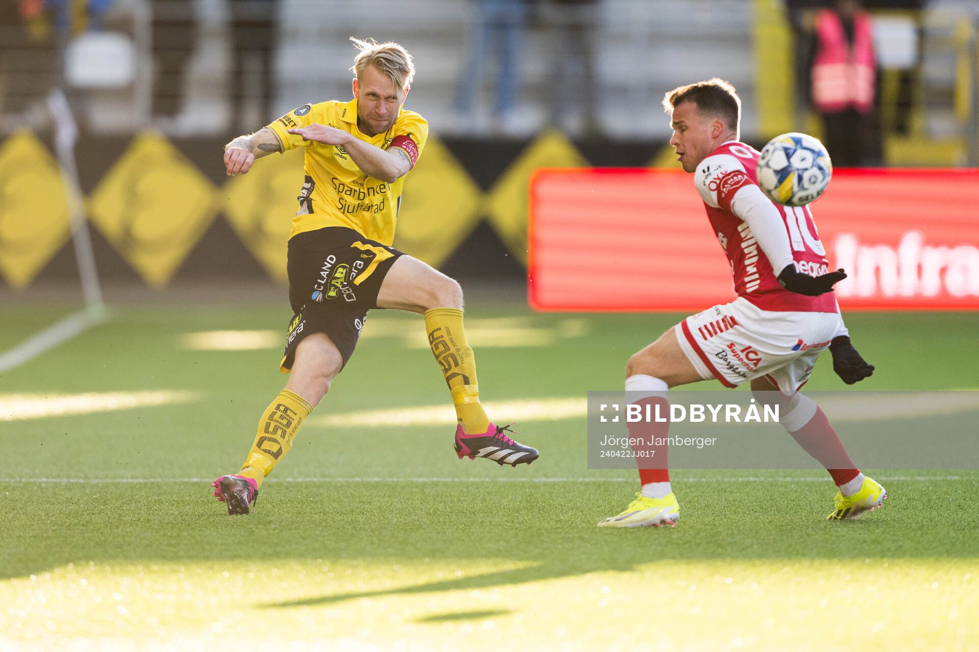 Elfsborgs Johan Larsson och Kalmars Simon Skrabb