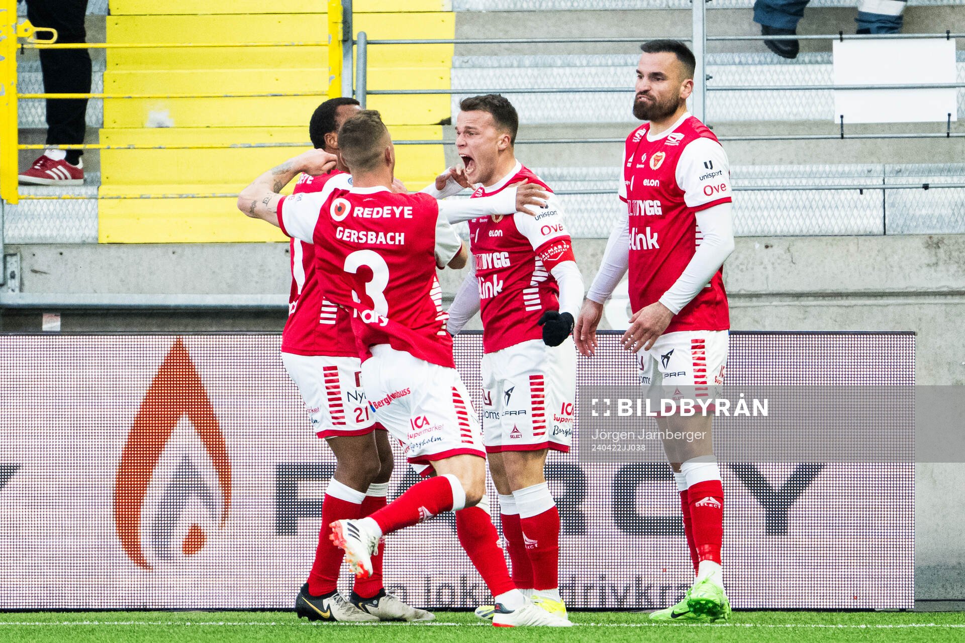Kalmars Simon Skrabb jublar med lagkamrater