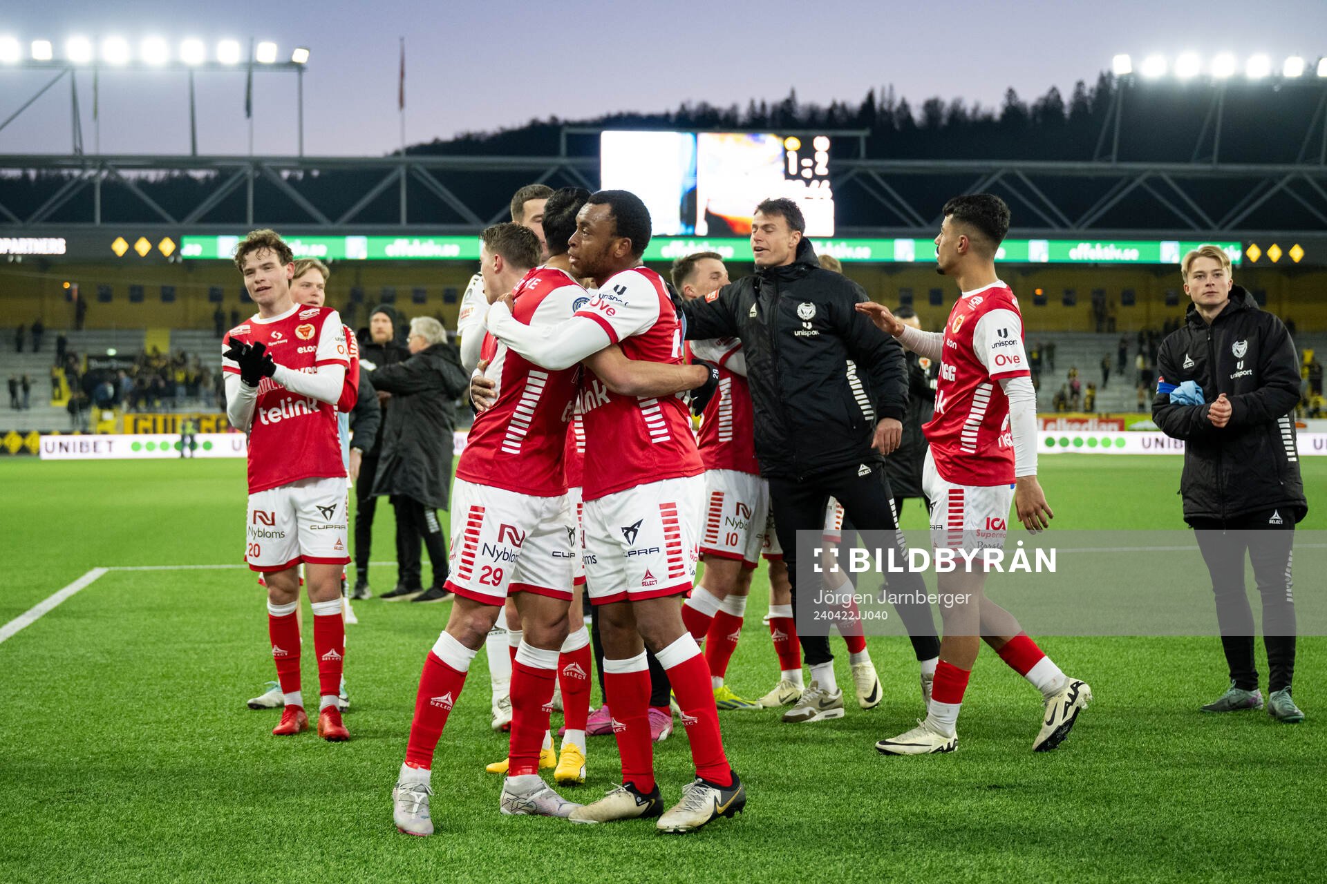 Kalmars spelare  jublar