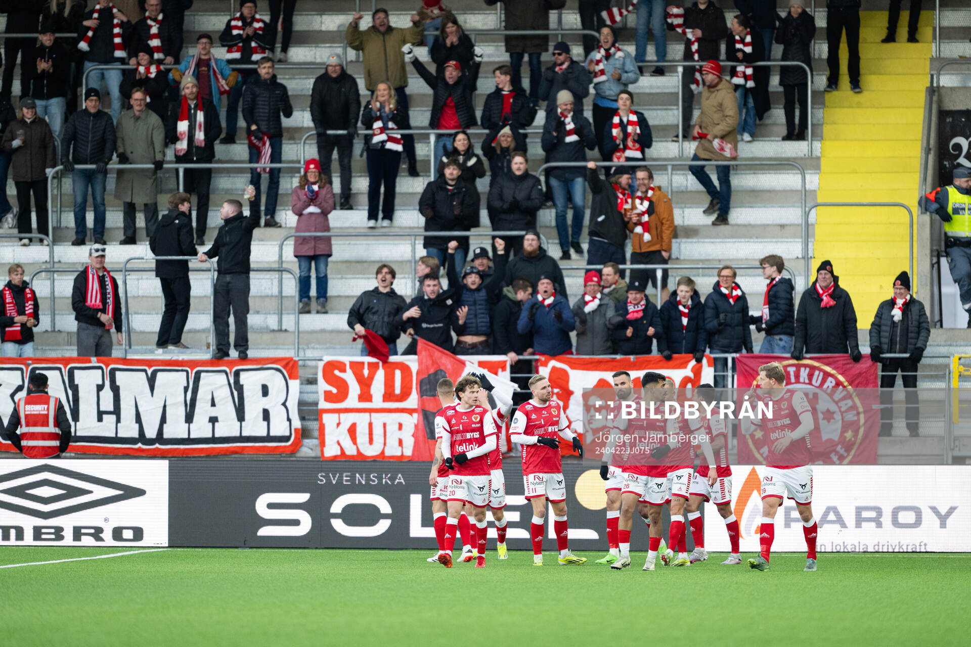 Kalmars spelare jublar efter 1-2 under fotbollsmatchen i Allsvenskan mellan Elfsborg och Kalmar den 22 april 2024 i Borås. 