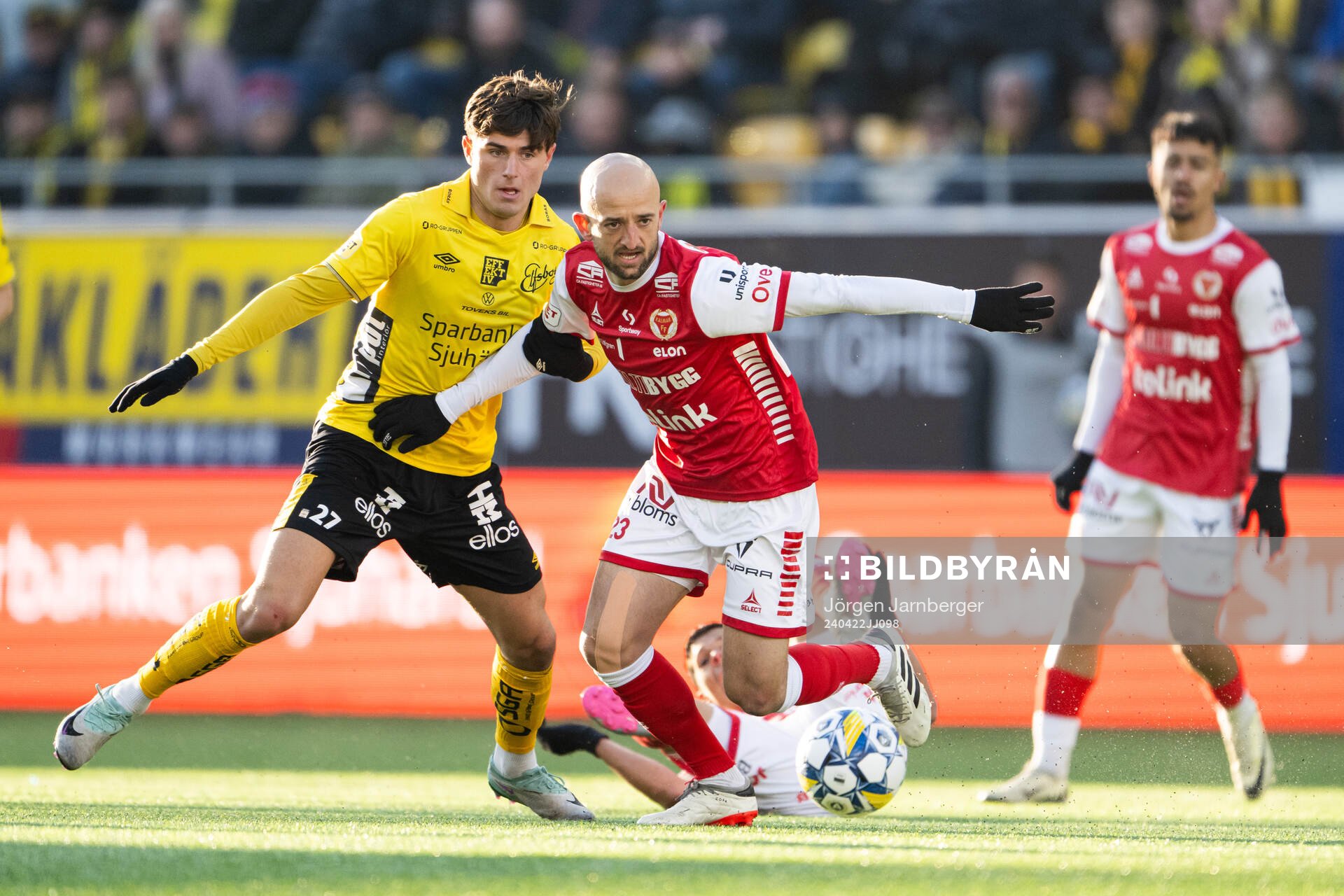 Elfsborgs Besfort Zeneli och Kalmars Robert Gojani under fotbollsmatchen i Allsvenskan mellan Elfsborg och Kalmar den 22 april 2024 i Borås.
