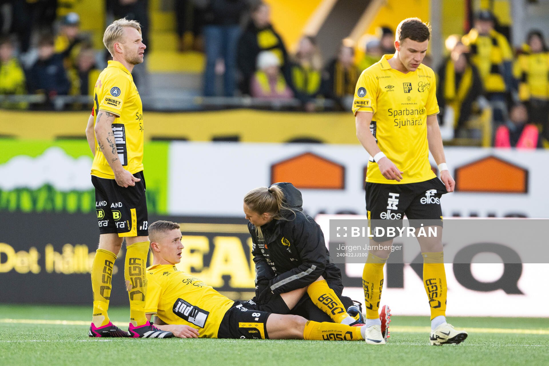 Elfsborgs Sebastian Holmen har ont och får behandling av fysioterapeut Tania Nilsson under fotbollsmatchen i Allsvenskan mellan Elfsborg och Kalmar den 22 april 2024 i Borås.