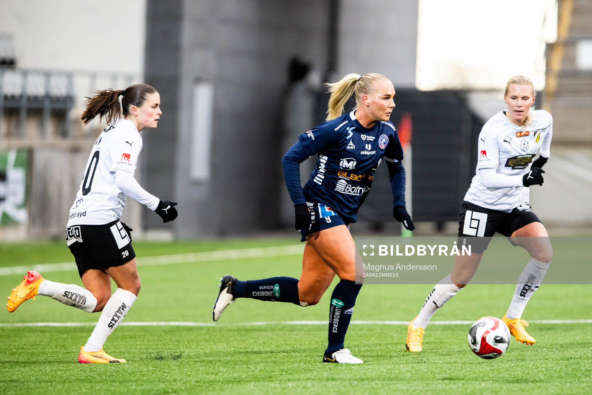 Linköpings Cathinka Tandberg mot Häckens Hanna Wijk och Josefine Rybrink under fotbollsmatchen i Damallsvenskan mellan Linköping och Häcken den 22 april 2024 i Linköping.