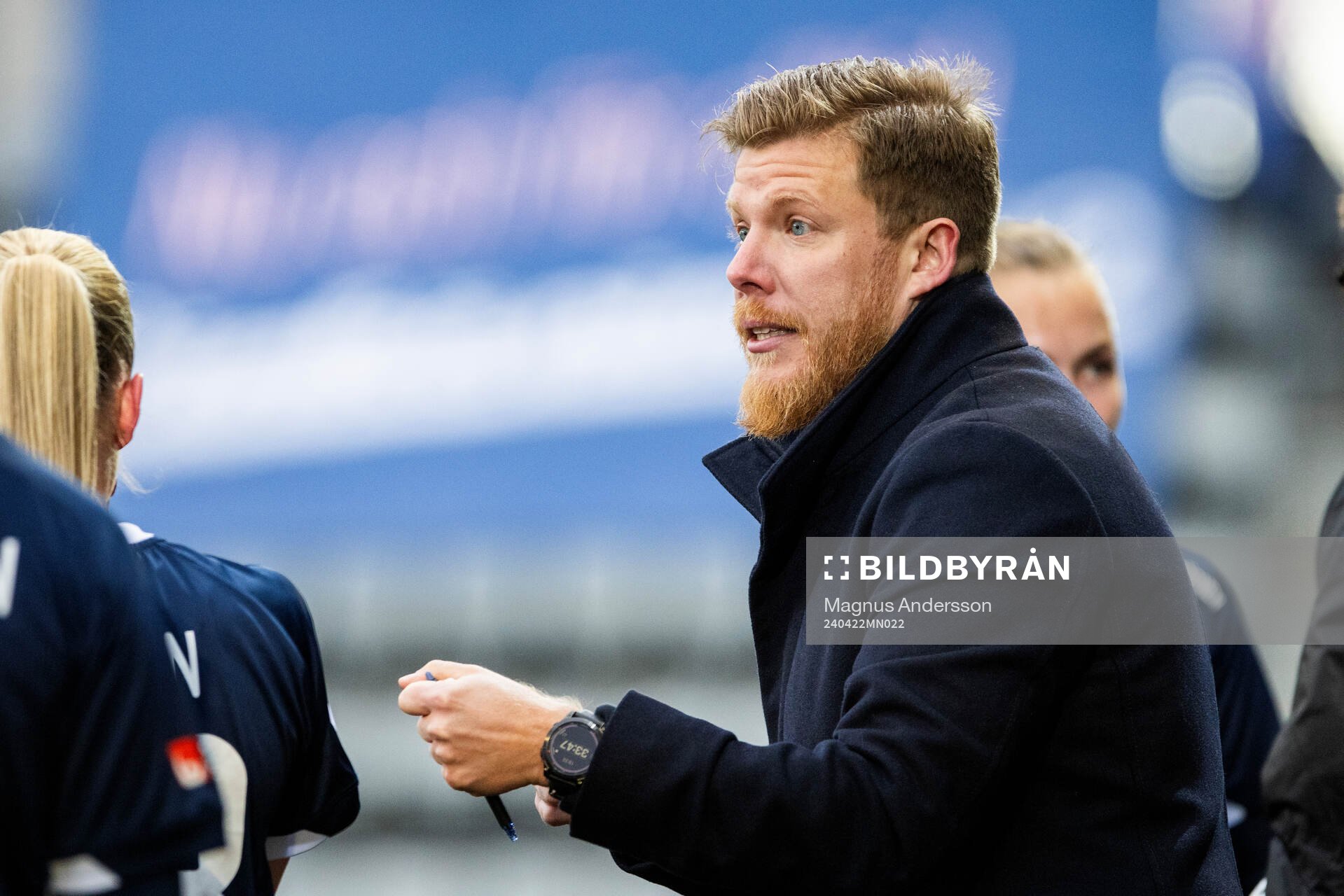 Linköpings tränare Rafael Roldan Bermudez under fotbollsmatchen i Damallsvenskan mellan Linköping och Häcken den 22 april 2024 i Linköping.