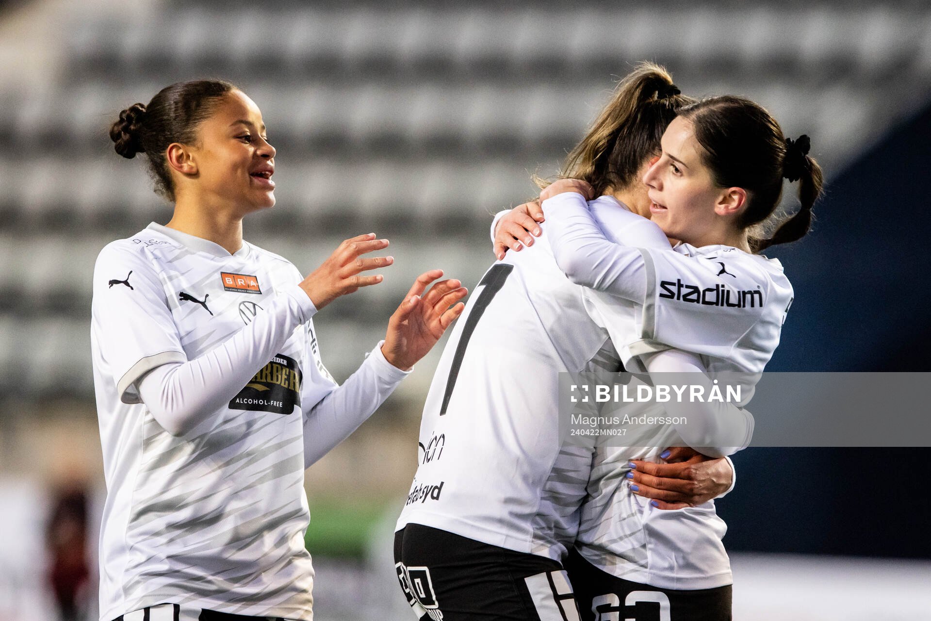Häckens Clarissa Larisey jublar med Felicia Schröder och