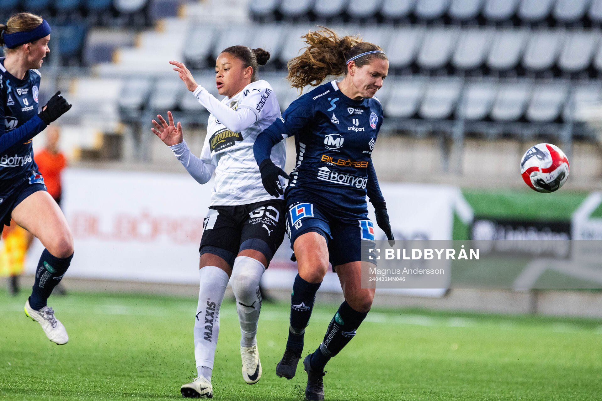Häckens Felicia Schröder och Linköpings Emma Lennartsson under fotbollsmatchen i Damallsvenskan mellan Linköping och Häcken den 22 april 2024 i Linköping.
