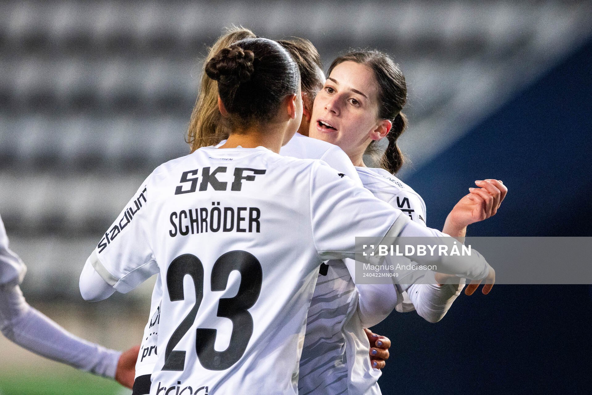 Häckens Clarissa Larisey jublar