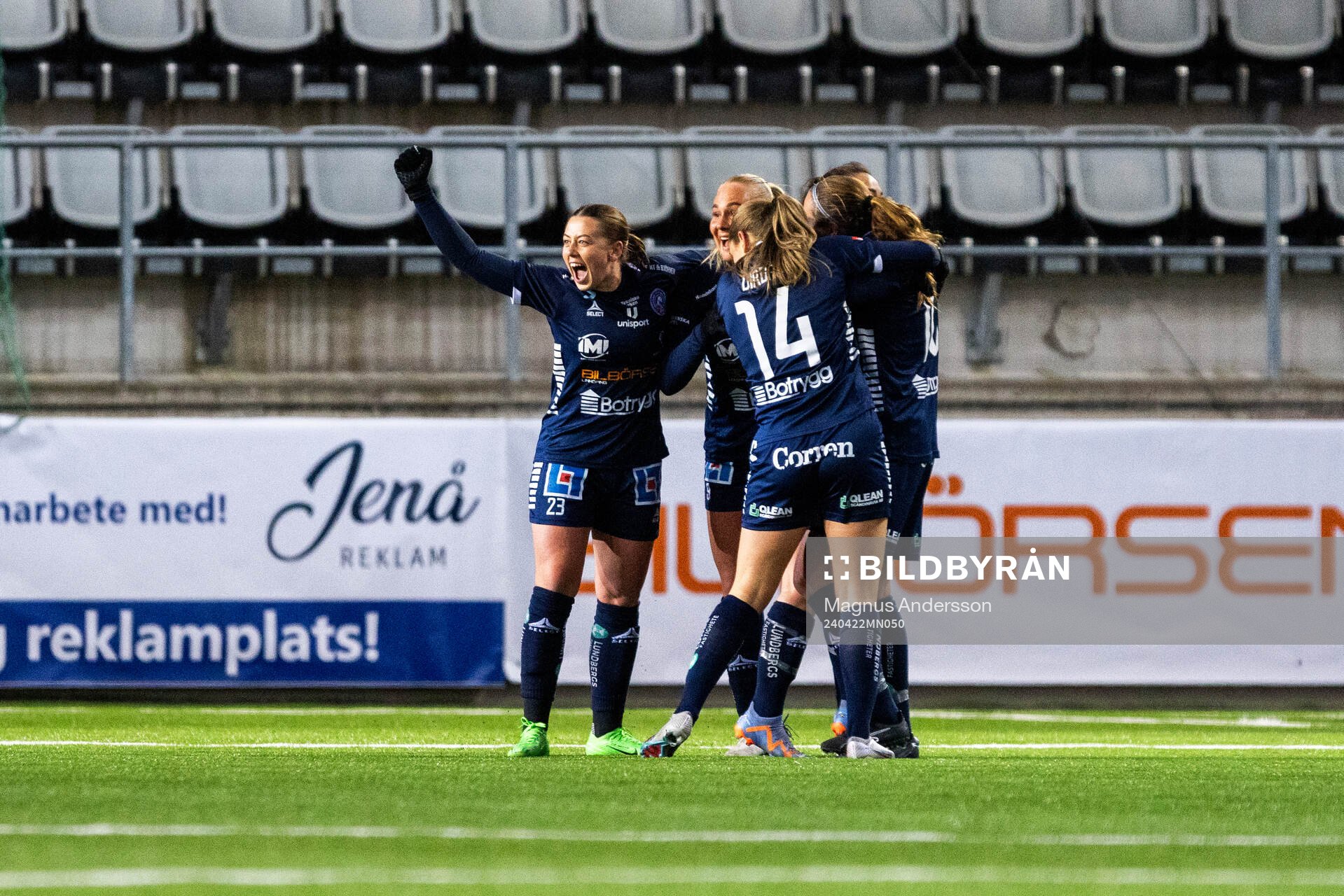 Linköpings Cornelia Kapocs jublar med lagkamrater